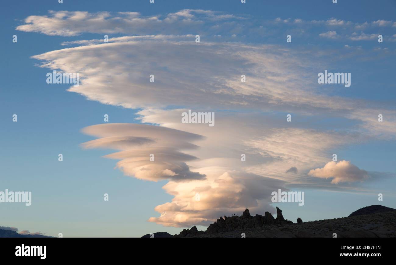 Alabama Hills National Scenic Area, Lone Pine, Californie, États-Unis.Paysage de nuages lenticulaires spectaculaires au-dessus de formations rocheuses typiques. Banque D'Images