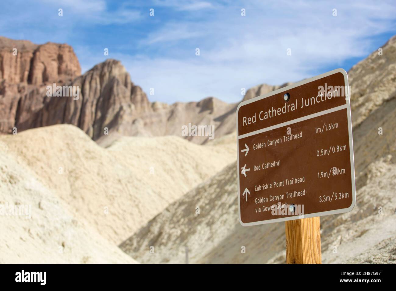 Parc national de Death Valley, Californie, États-Unis.Panneau à Red Cathedral Junction, intersection de sentiers de randonnée à l'extrémité inférieure du Golden Canyon. Banque D'Images