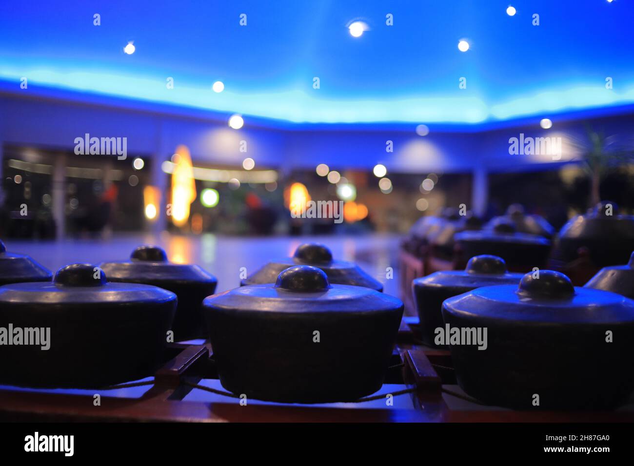 Le gamelan est un ensemble de musique traditionnel javanais, Sundanais et Balinais en Indonésie qui possède une échelle pentatonique dans le système slendro et pelog Banque D'Images