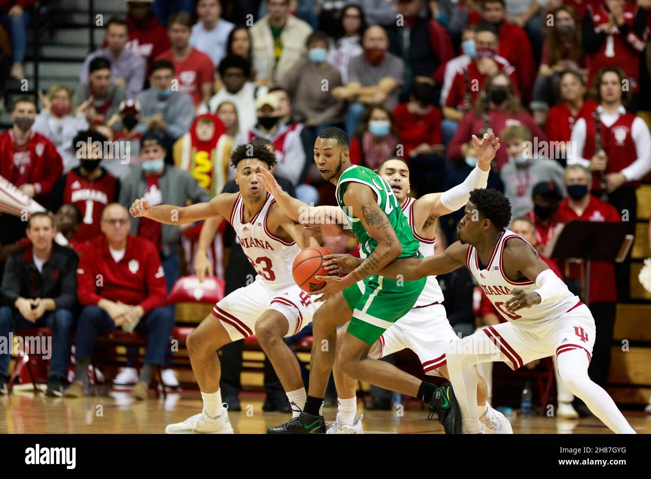 Bloomington, États-Unis.27 novembre 2021.Indiana Hoosiers avance Trayce Jackson-Davis (23), Indiana Hoosiers garde Parker Stewart (45) et Indiana Hooguard Xavier Johnson (0) jouent contre Marshall thouing Herd garde Taevion Kinsey (24) lors d'un match de basketball NCAA à Bloomington, Ind. IU Beat Marshall 90-79.Crédit : SOPA Images Limited/Alamy Live News Banque D'Images