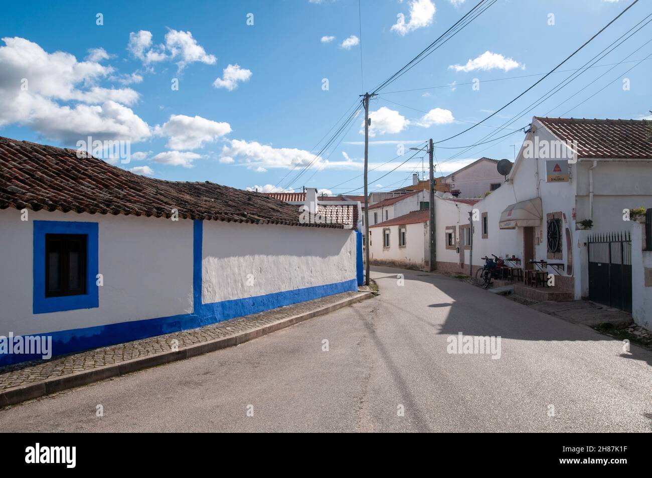 Bleu et blanc pittoresque ligne de maisons d'une rue à une petite paroisse dans la municipalité d'Obidos, Portugal Banque D'Images