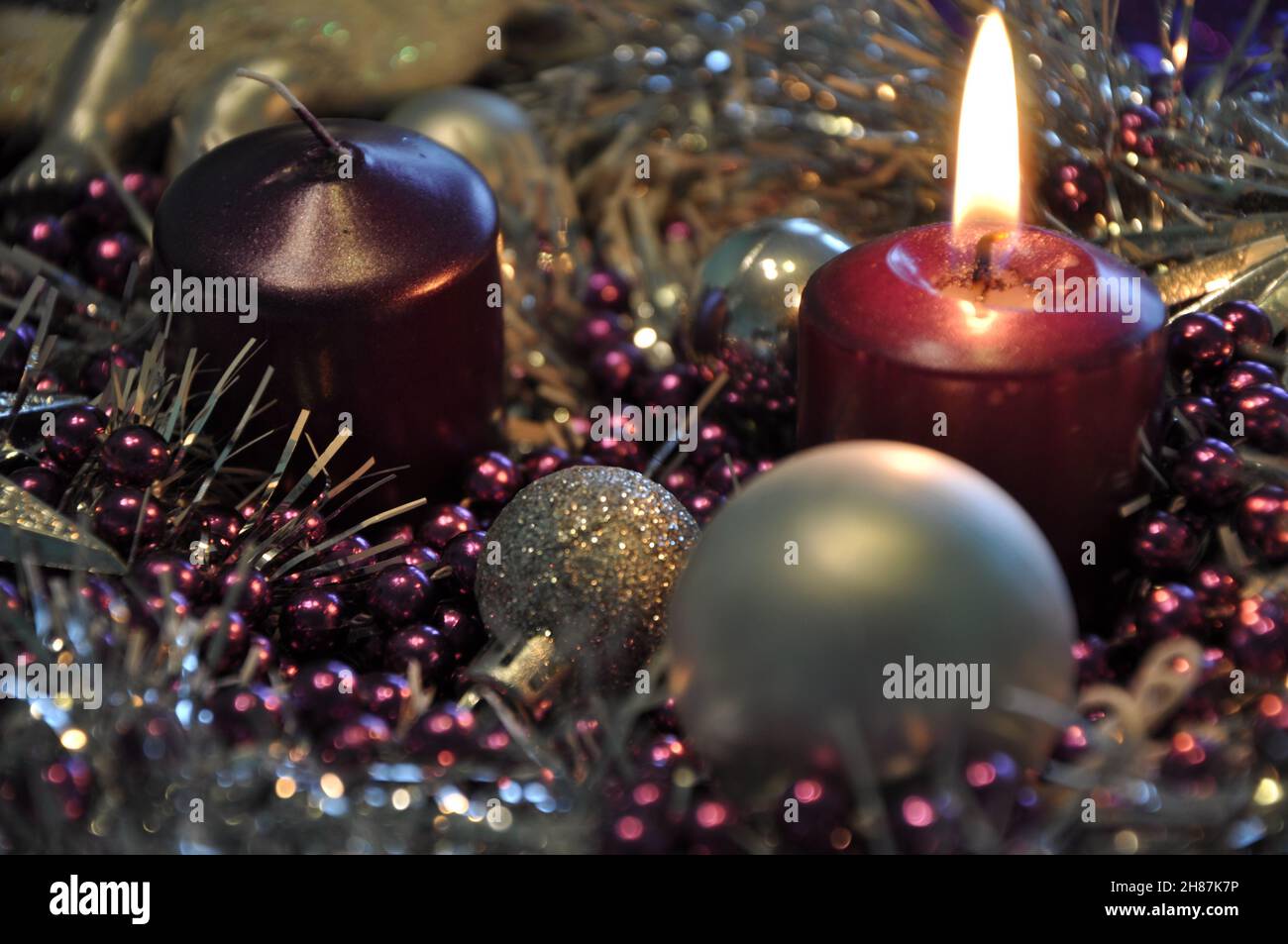 Concept de l'Avent lumière de Noël avec des bougies boule étoiles.Studio photo d'une belle couronne de l'Avent avec des boules et une bougie violette brûlante Banque D'Images