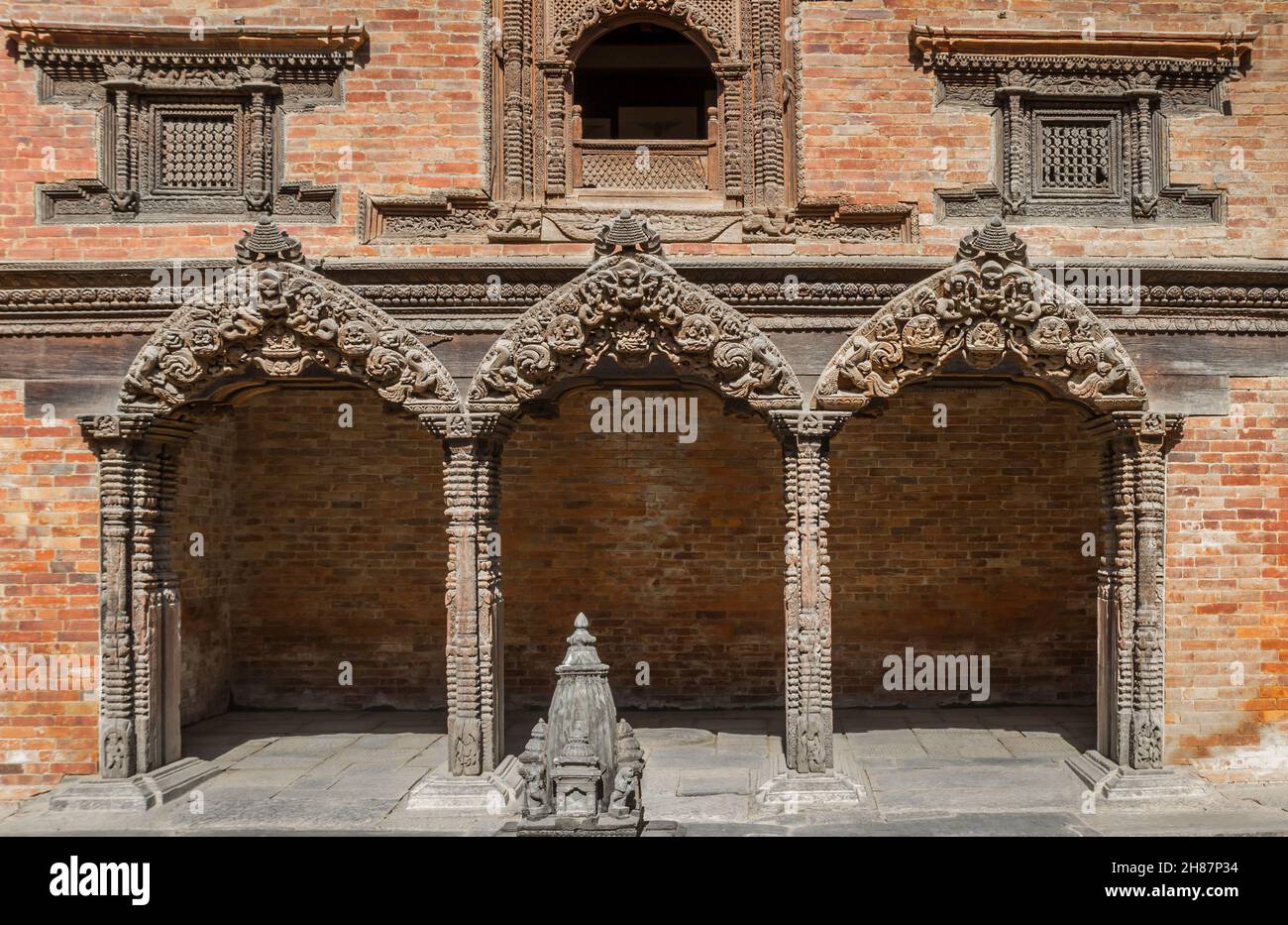 Arches du temple Sundari Chowk sur la place Durbar à Patan, au Népal Banque D'Images