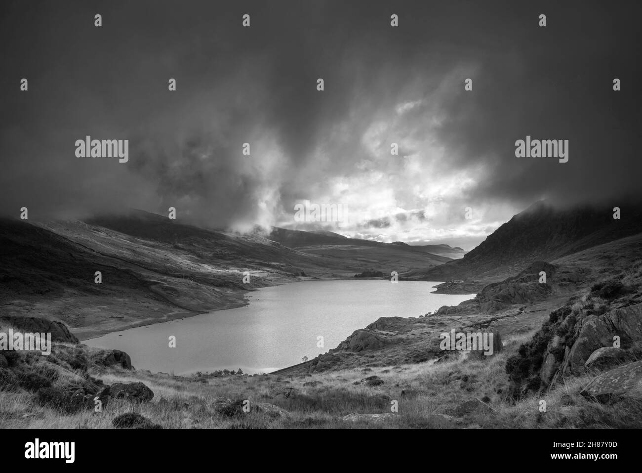 Noir et blanc Epic début automne paysage de vue le long de la vallée d'Ogwen avec Llyn Ogwen et Tryfan sous le ciel de moody Evening avec espace de copie Banque D'Images