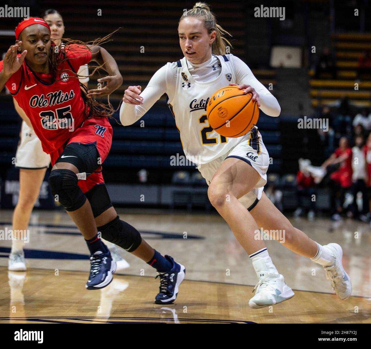 Novembre 27 2021 Berkeley CA, États-Unis la garde de Californie Mia Mastrov (21) va dans le panier pendant le jeu de basket-ball des femmes NCAA entre les rebelles Ole Miss et les ours d'or de Californie.OLE Miss a remporté 64-45 au Hass Pavilion Berkeley en Californie Thurman James / CSM Banque D'Images