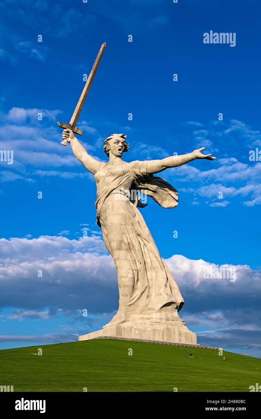 Volgograd, Russie - 05 juin 2021 : la mère patrie appelle. Monument le 05 juin 2021 à Volgograd, Russie.Le monument commémoratif a été construit en 19 Banque D'Images Volgograd, Russie - 05 juin 2021 : la mère patrie appelle. Monument le 05 juin 2021 à Volgograd, Russie.Le monument commémoratif a été construit en 19 Banque D'Images