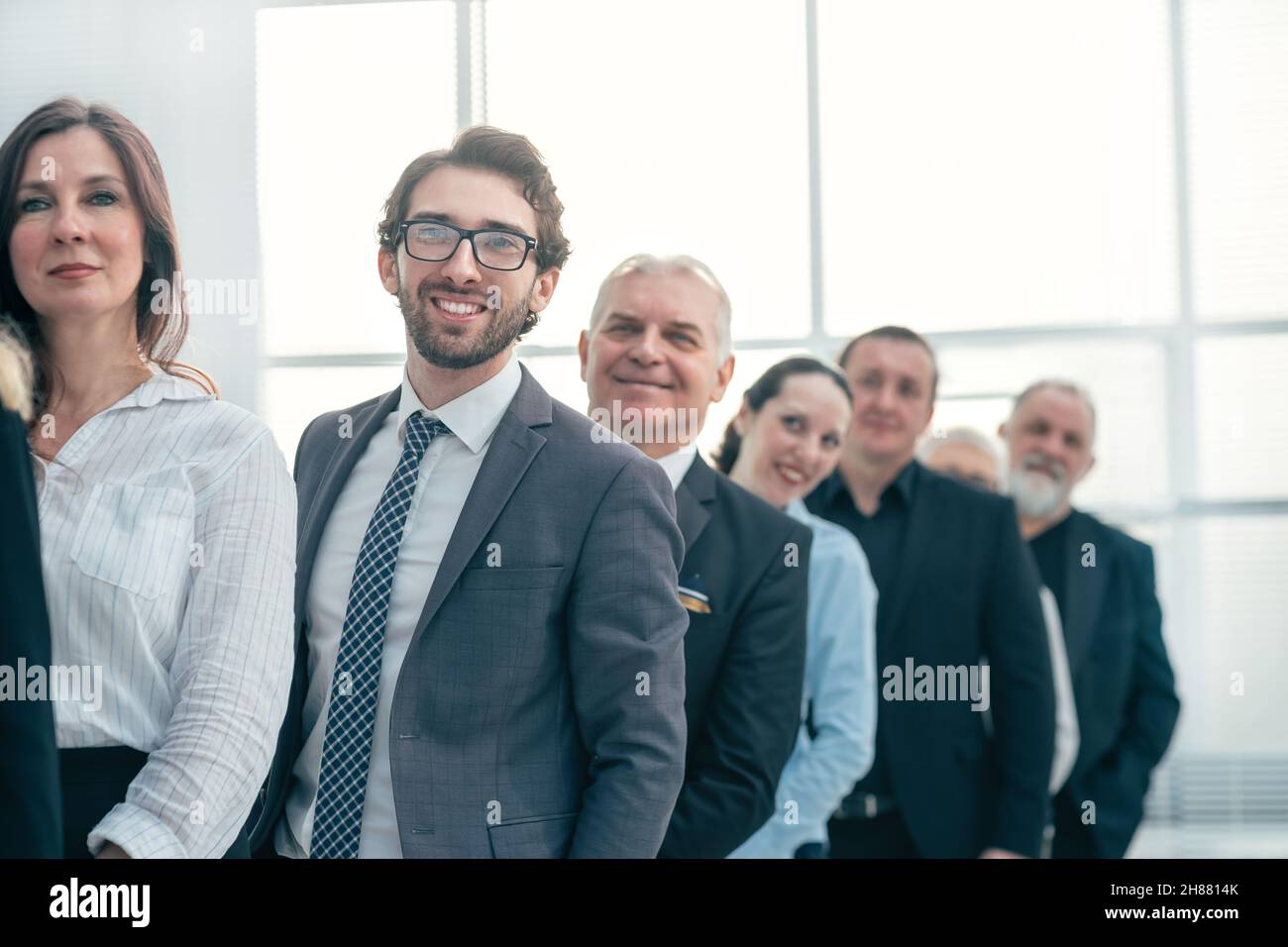 gros plan. un groupe d'employés heureux debout l'un après l'autre. Banque D'Images