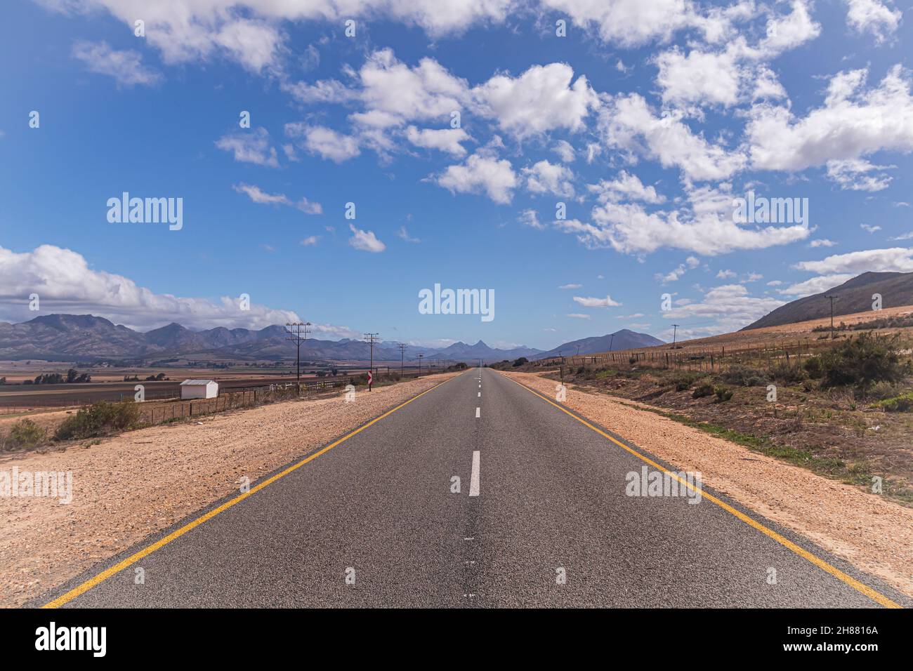 La route de la route 62 à travers le paysage de Karoo en Afrique du Sud. Banque D'Images