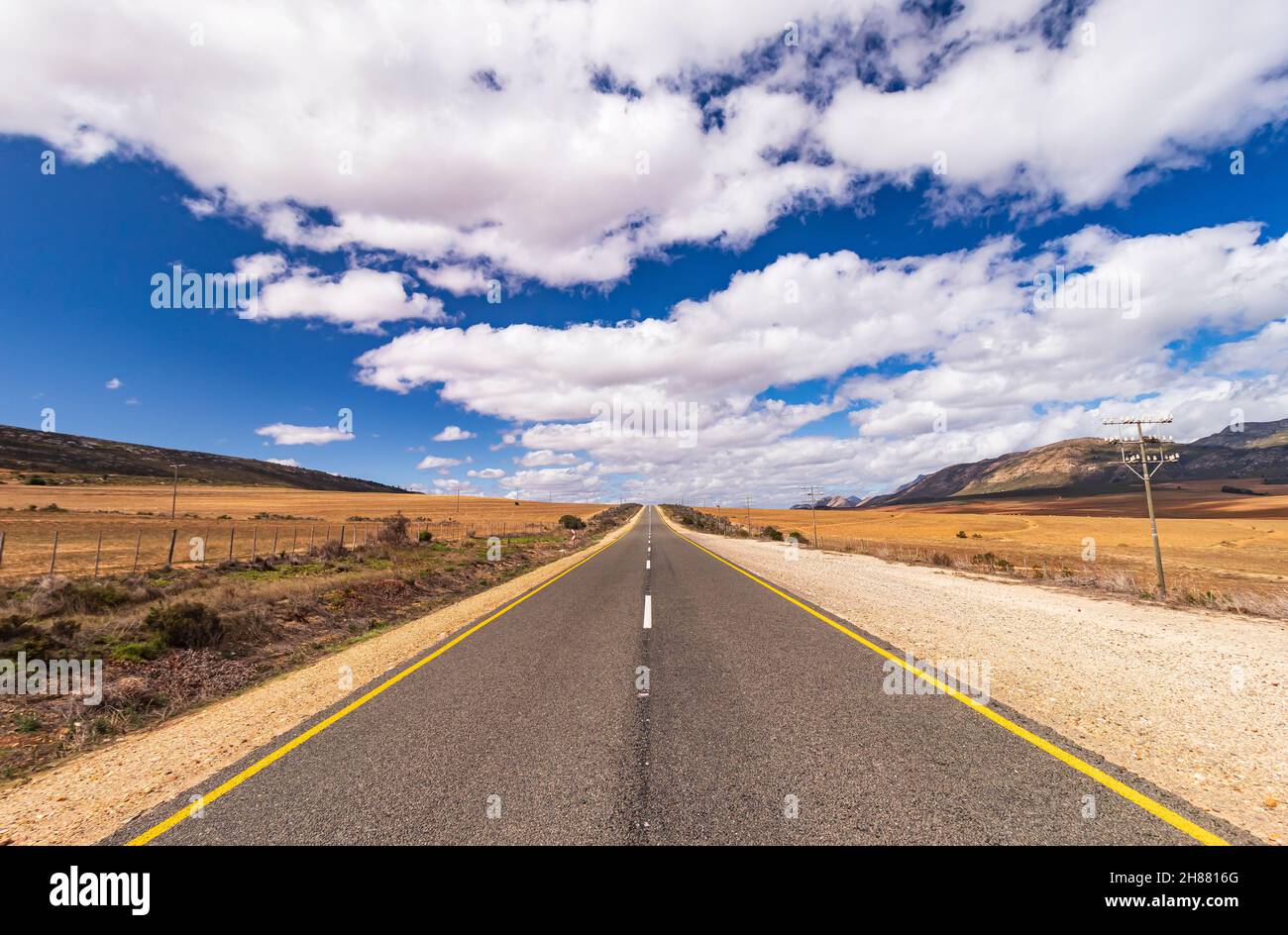 La route de la route 62 à travers le paysage de Karoo en Afrique du Sud. Banque D'Images