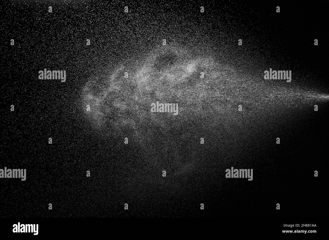 gros plan de l'eau de pulvérisation sur fond noir Banque D'Images