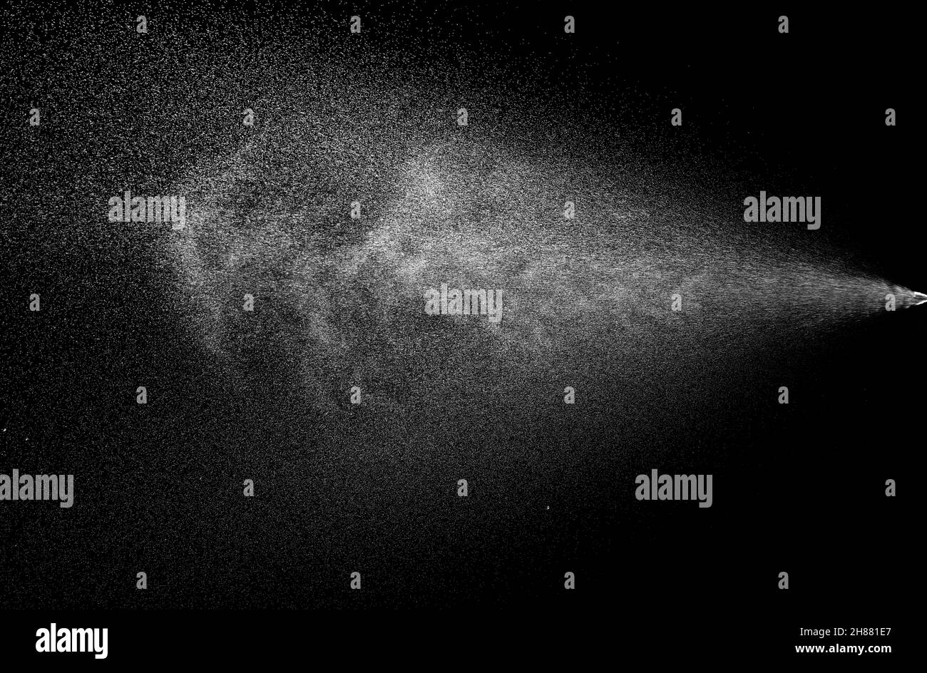 gros plan de l'eau de pulvérisation sur fond noir Banque D'Images