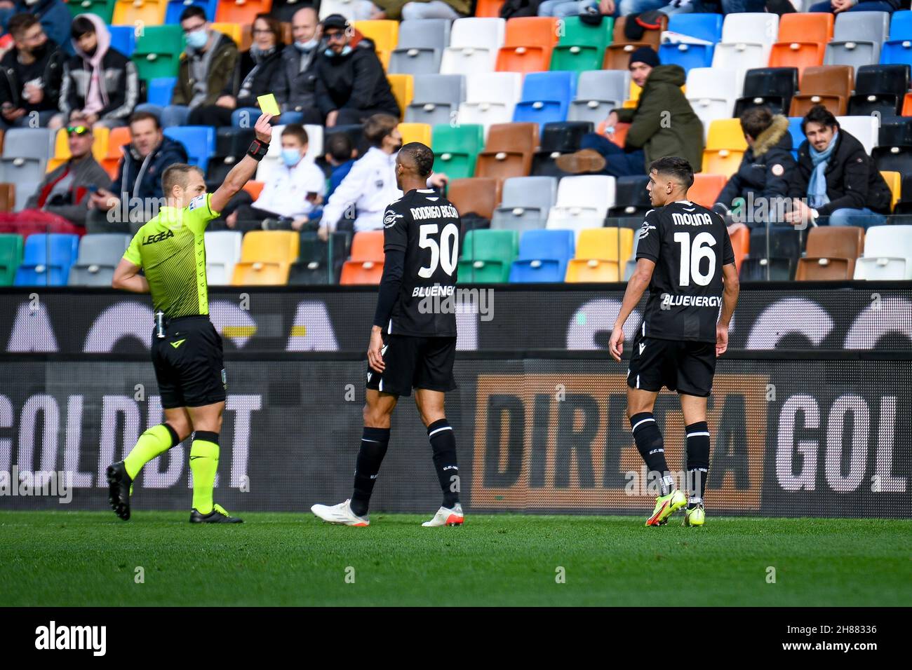 Friuli - stade Dacia Arena, Udine, Italie, 28 novembre 2021,L'arbitre du match Francesco Meraviglia montre carte jaune à Nahuel Molina (Udinese) pendant Udinese Calcio vs Gênes CFC - football italien Serie A match Banque D'Images