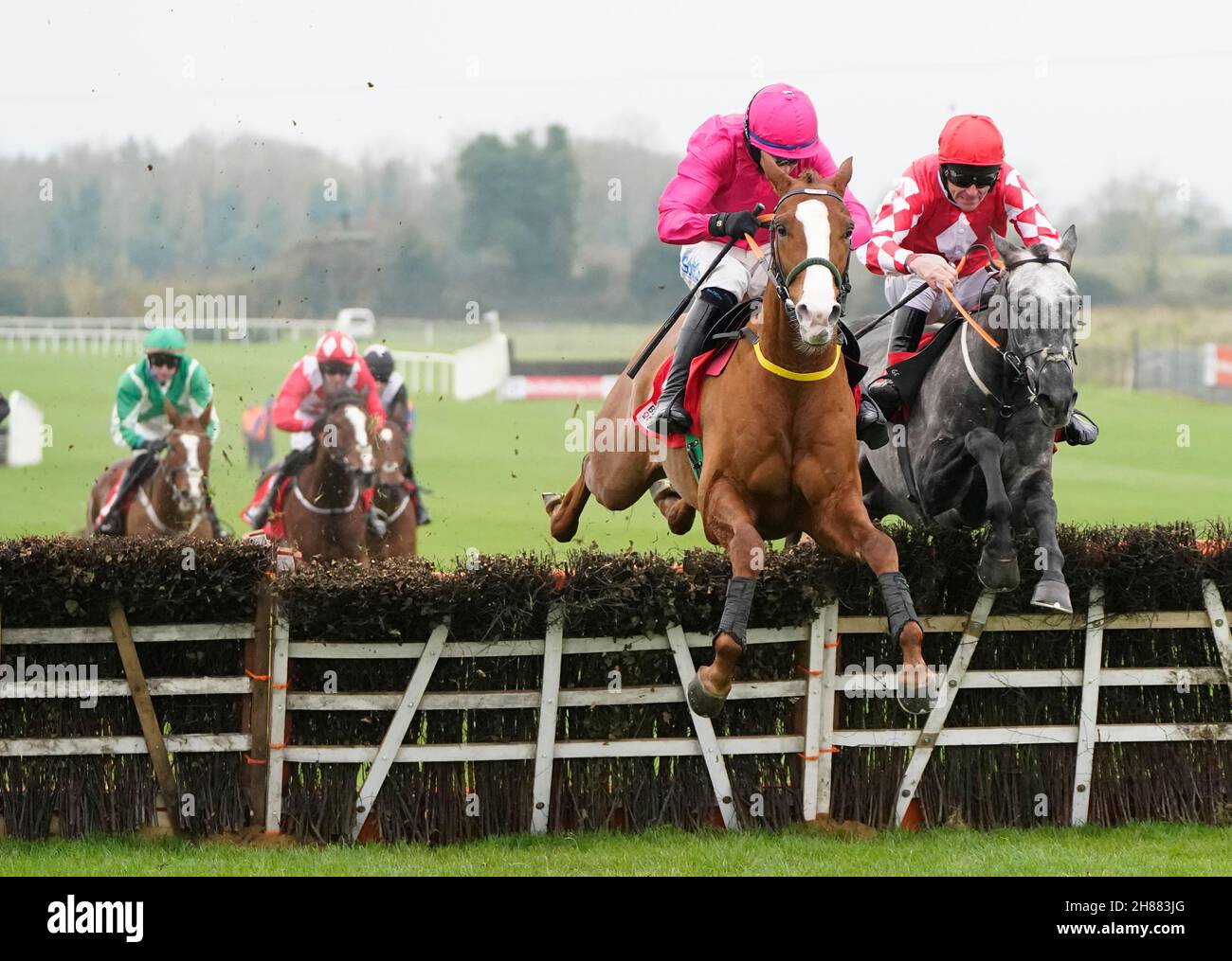 FIL Dor, criblé de Davy Russell, saute le dernier pour remporter l'épreuve juvénile Bar One Racing Price Boost lors du festival d'hiver 2021 de Fairyhouse à l'hippodrome de Fairyhouse, en Irlande.Date de la photo: Dimanche 28 novembre 2021. Banque D'Images