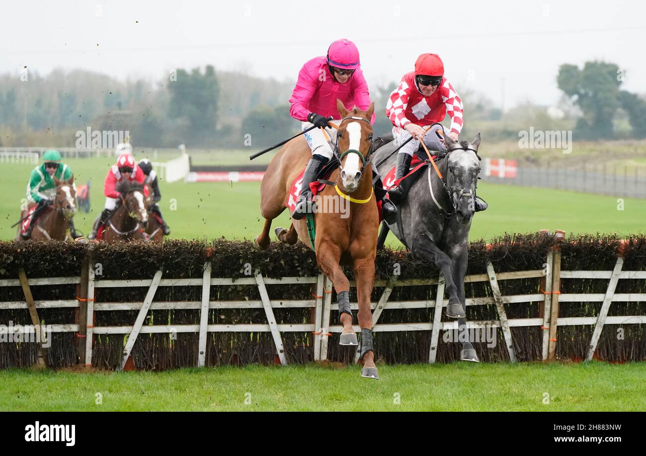 FIL Dor, criblé de Davy Russell, saute le dernier pour remporter l'épreuve juvénile Bar One Racing Price Boost lors du festival d'hiver 2021 de Fairyhouse à l'hippodrome de Fairyhouse, en Irlande.Date de la photo: Dimanche 28 novembre 2021. Banque D'Images