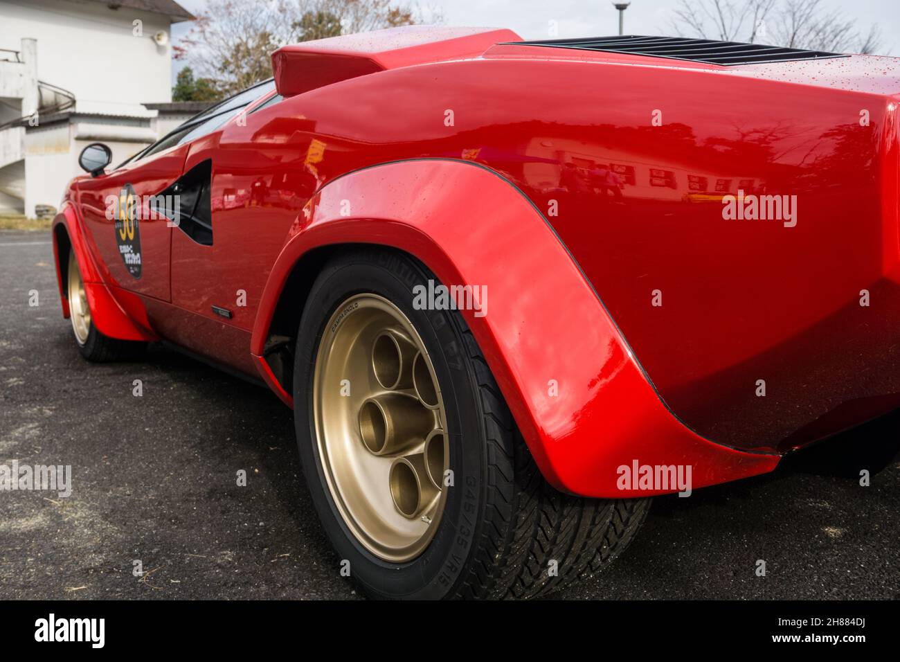 Gros plan de la roue arrière et de l'arche sur une voiture de sport italienne classique Lamborghini Countach LP400S rouge. Banque D'Images