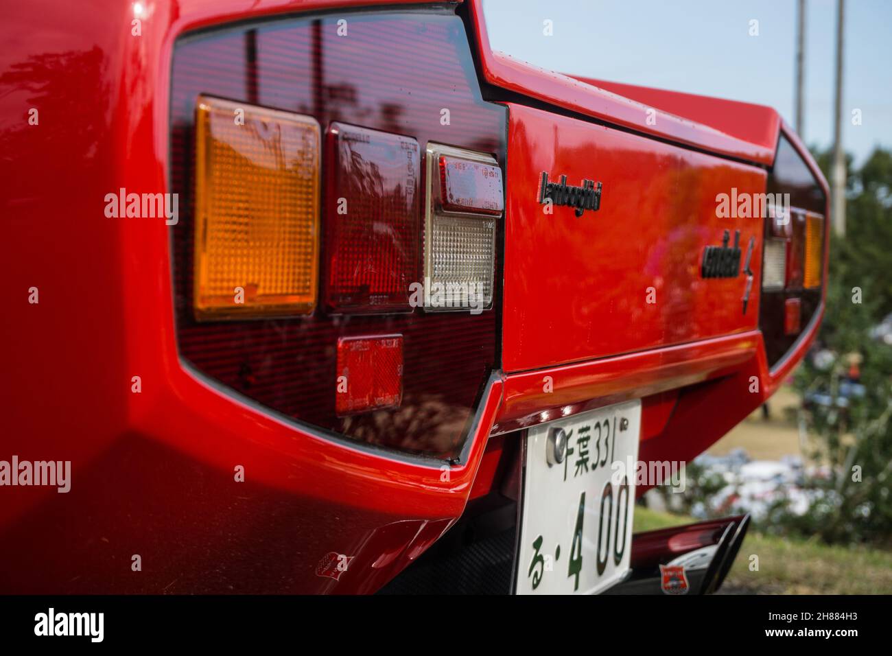 Gros plan sur le groupe de feux arrière d'une voiture de sport italienne classique Lamborghini Countach LP400S rouge. Banque D'Images