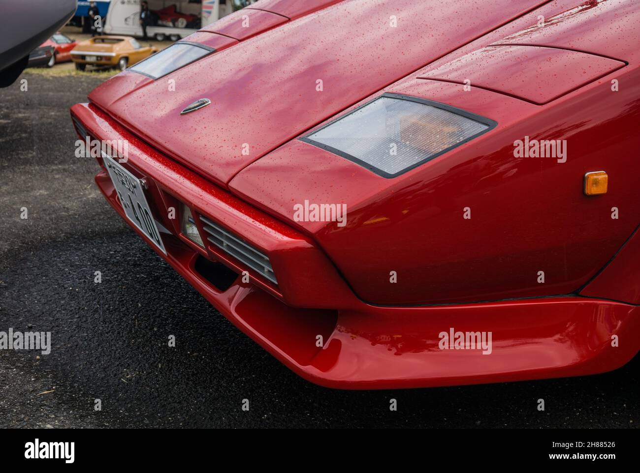 Gros plan sur le phare et le capot d'une voiture de sport italienne classique Lamborghini Countach LP400S rouge. Banque D'Images
