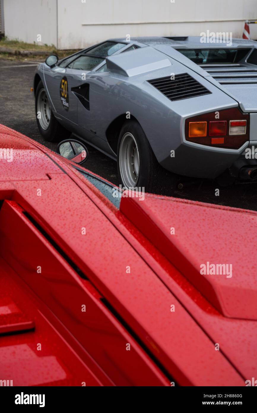 Gros plan sur une voiture de sport italienne classique Lamborghini Countach LP400S rouge. Banque D'Images