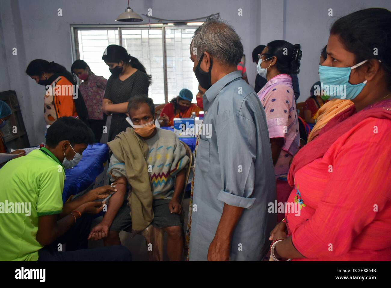 (11/28/2021) les gens attendent une extraction de sang pour un test de glycémie (FBS) dans un camp de soins de santé gratuit à Kolkata.(Photo de Sudipta Das/Pacific Press/Sipa USA) Banque D'Images