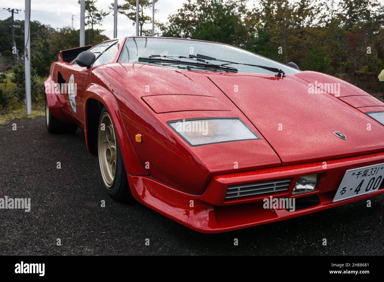 Gros plan sur une voiture de sport italienne classique Lamborghini Countach LP400S rouge. Banque D'Images