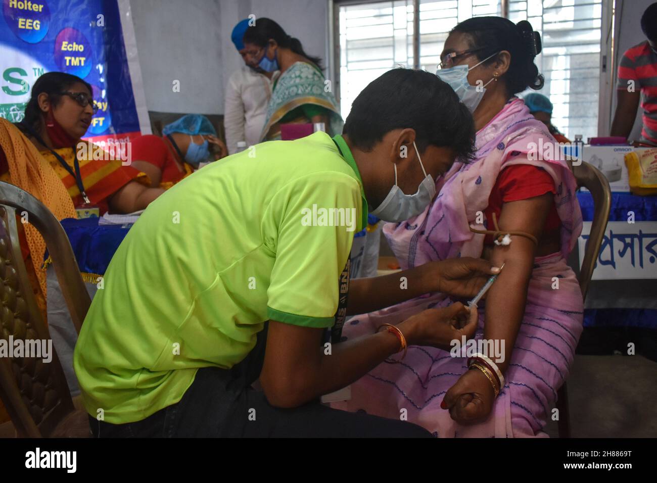 Kolkata, Inde.28 novembre 2021.(11/28/2021) Un travailleur médical qui recueille du sang pour le test de glycémie (FBS) à l'intérieur d'un camp de soins de santé gratuit à Kolkata.(Photo de Sudipta Das/Pacific Press/Sipa USA) crédit: SIPA USA/Alay Live News Banque D'Images