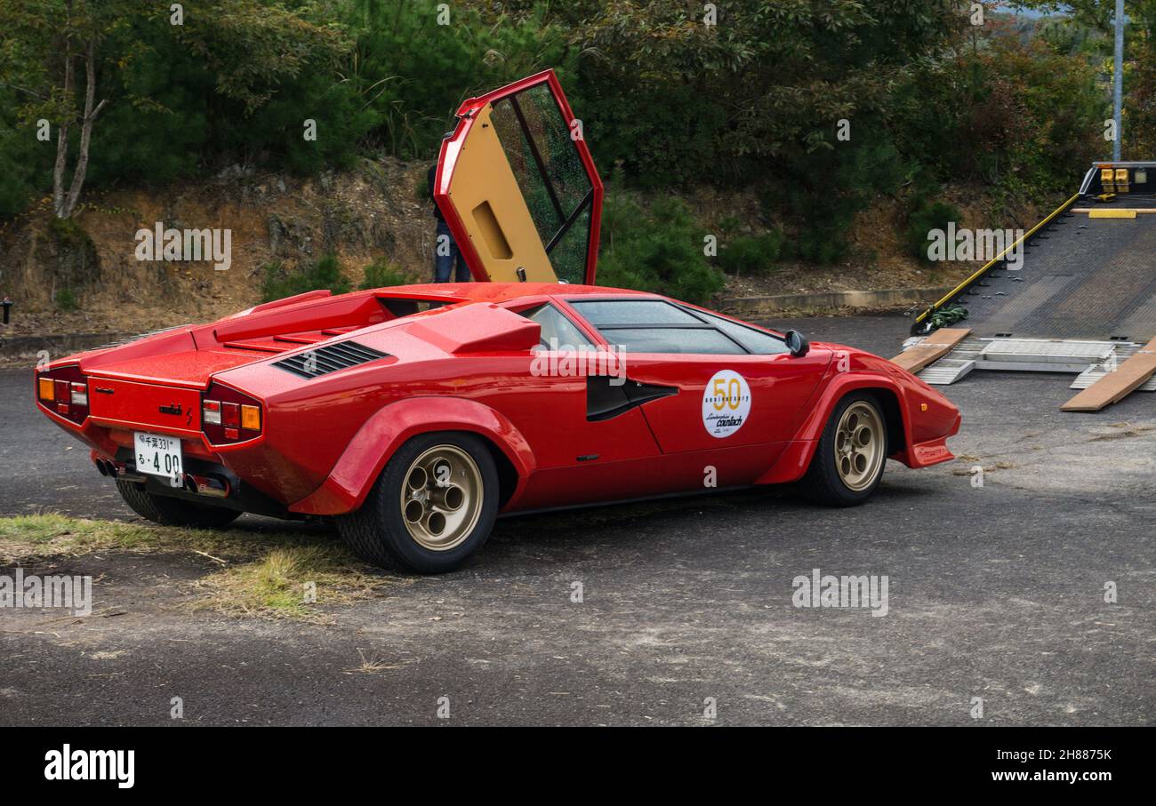 Une voiture sport classique Lamborghini Countach LP400S rouge chargée sur  un transporteur de voitures Photo Stock - Alamy