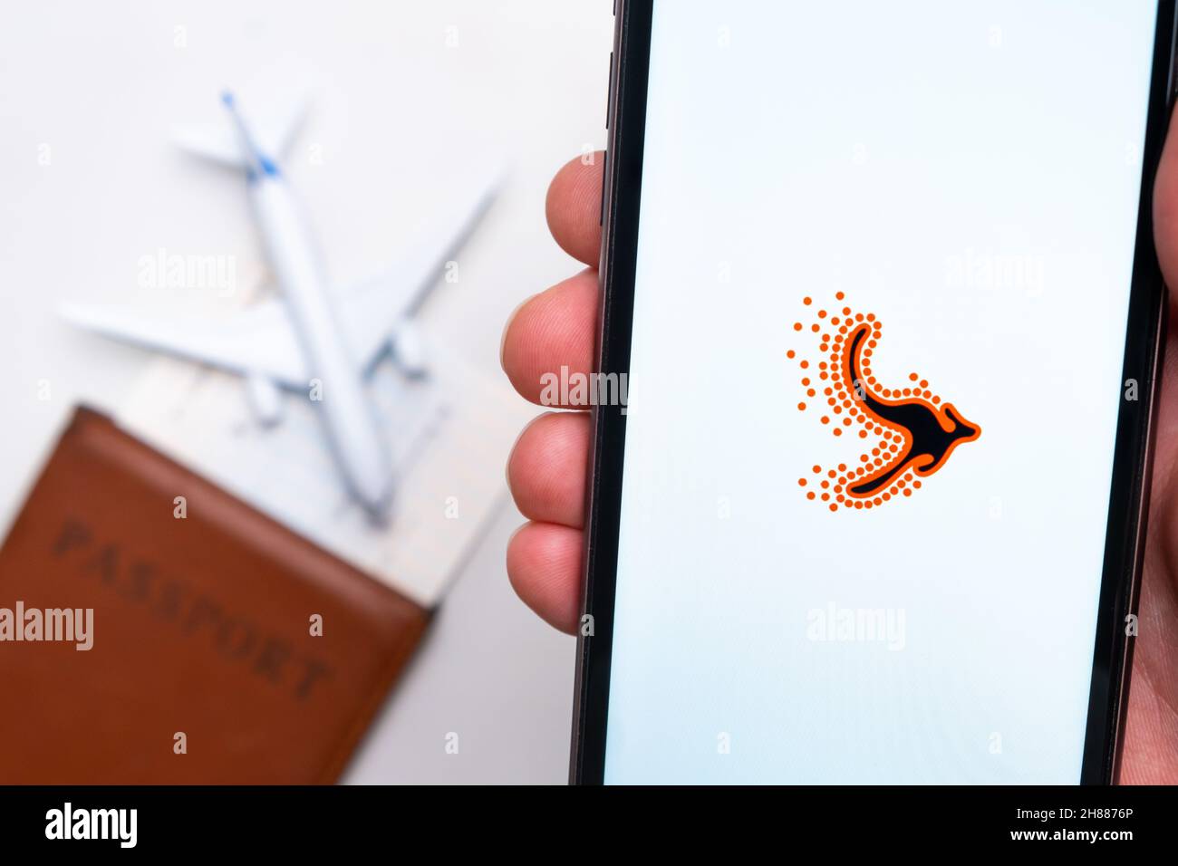 Logo de l'application Australian Airlines sur l'écran du téléphone portable.Image floue d'un avion, d'un passeport et d'une carte d'embarquement en arrière-plan.Novembre 2021, San Francisco, États-Unis Banque D'Images