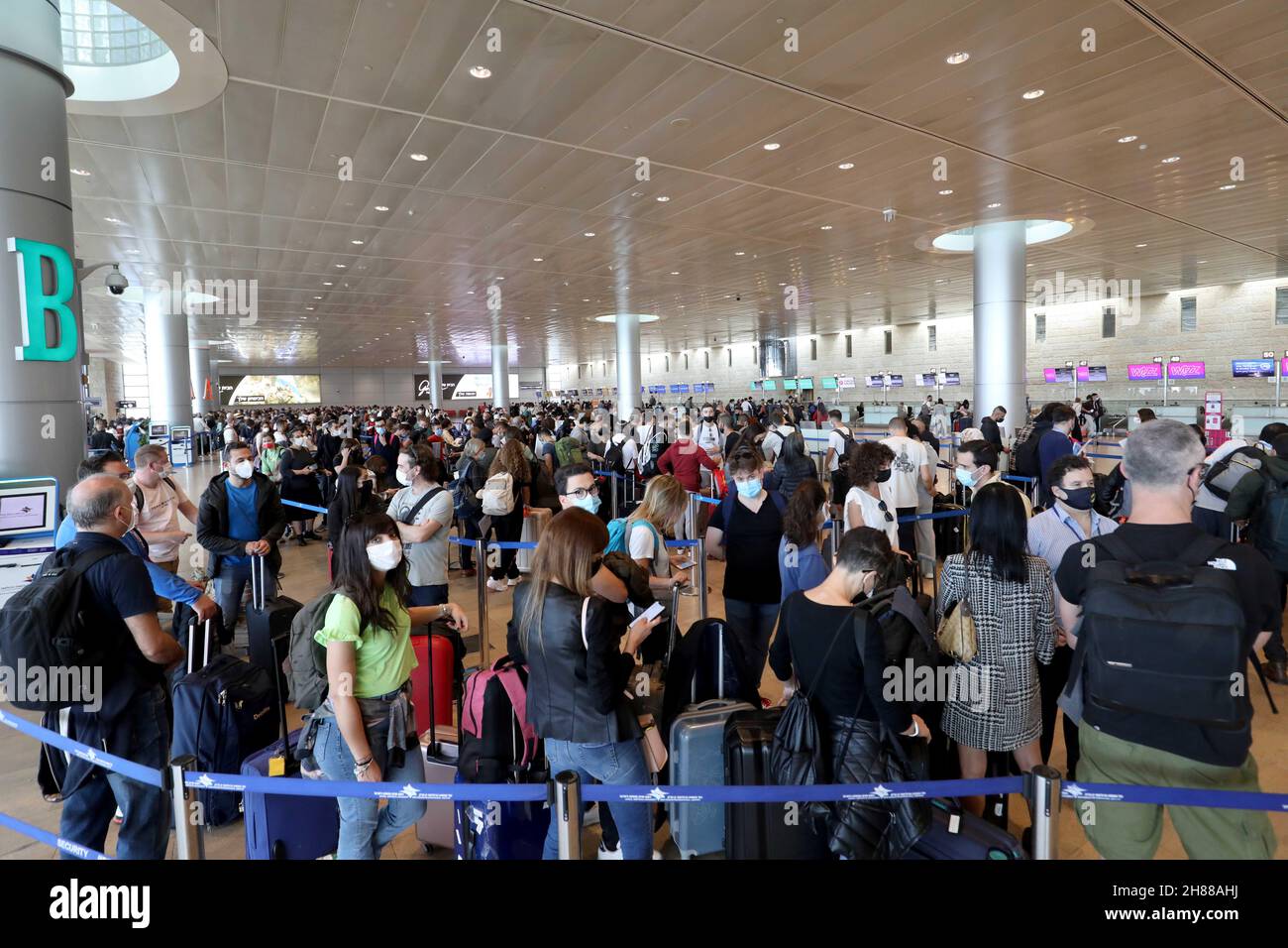 Tel Aviv, Israël.28 novembre 2021.Les gens attendent dans le hall des départs de l'aéroport international Ben Gurion, près de tel Aviv, Israël, le 28 novembre 2021.Le gouvernement israélien a décidé dimanche d'interdire l'entrée de ressortissants étrangers dans le pays afin de tenter de mettre fin à la propagation d'une nouvelle variante de la COVID-19.Credit: Gil Cohen Magen/Xinhua/Alay Live News Banque D'Images