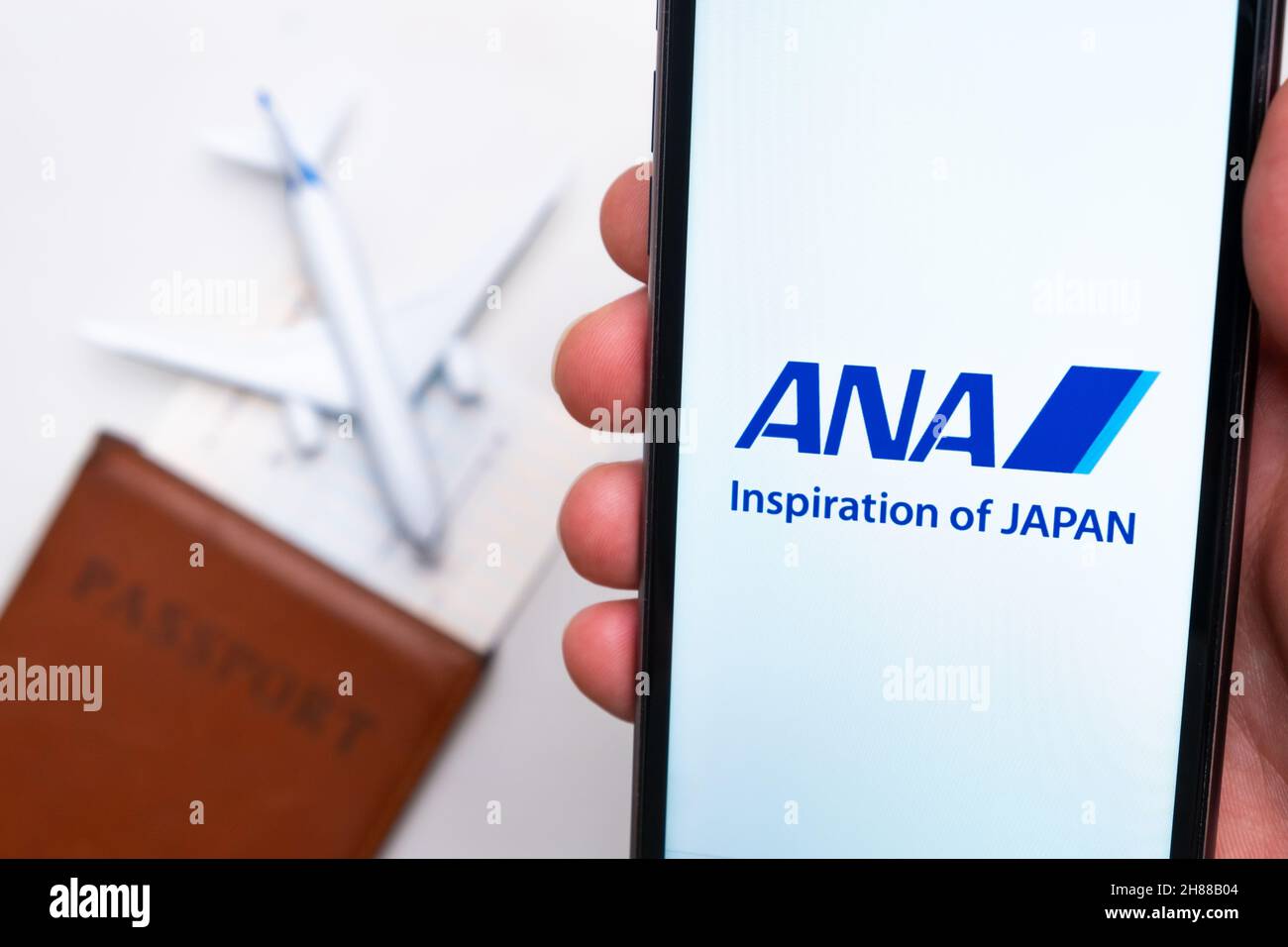 ANA inspiration de l'application Japan Airline sur un écran de smartphone avec un avion et un passeport en arrière-plan.Le concept de l'application Voyage.Novembre 2021, San Francisco, États-Unis Banque D'Images