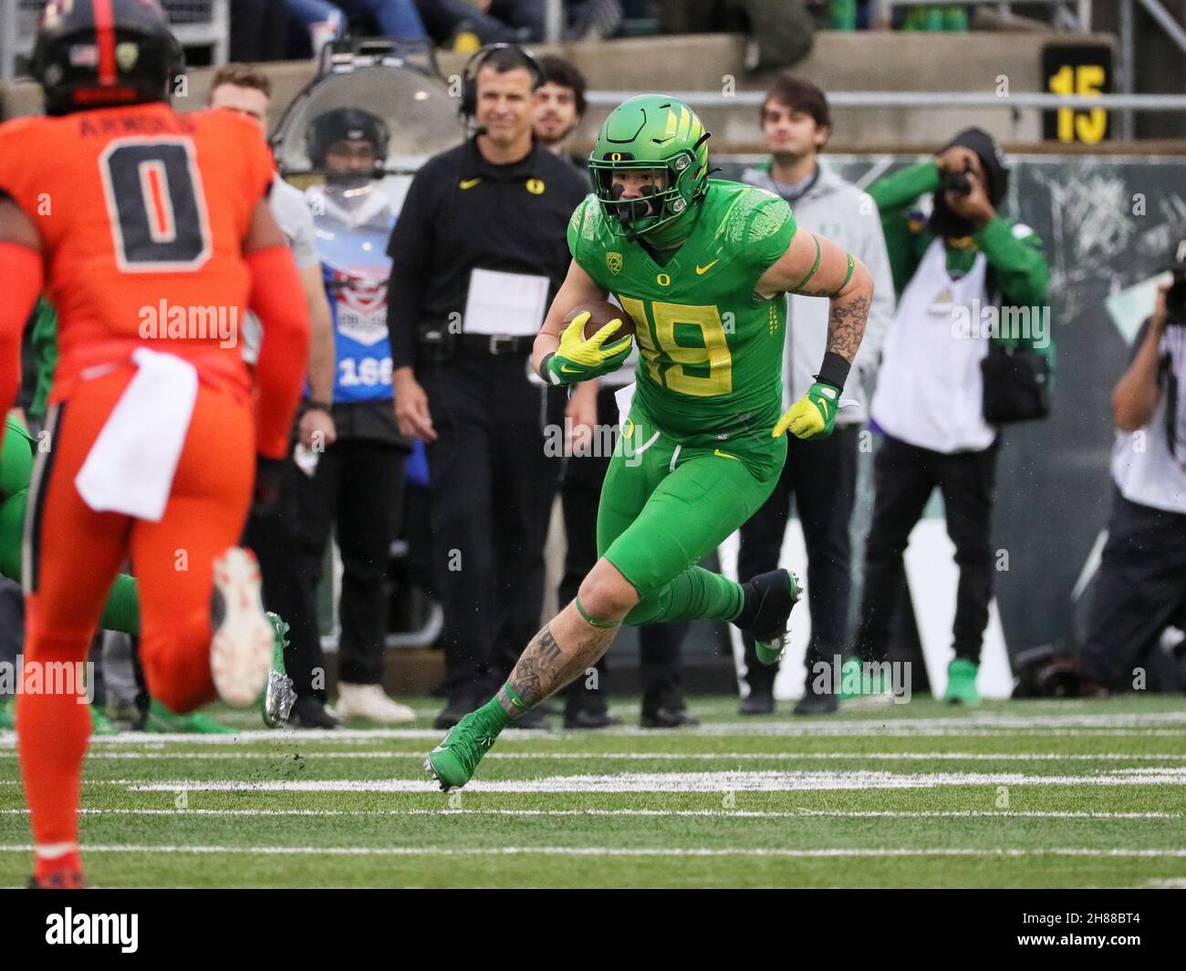 27 novembre 2021: Oregon Ducks Tight End Terrance Ferguson (19) porte pour le yardage pendant la deuxième moitié du match de football NCAA entre les Oregon State Beavers et les Oregon Ducks à Autzen Stadium, Eugene, OR.Larry C. Lawson/CSM (Cal Sport Media via AP Images) Banque D'Images