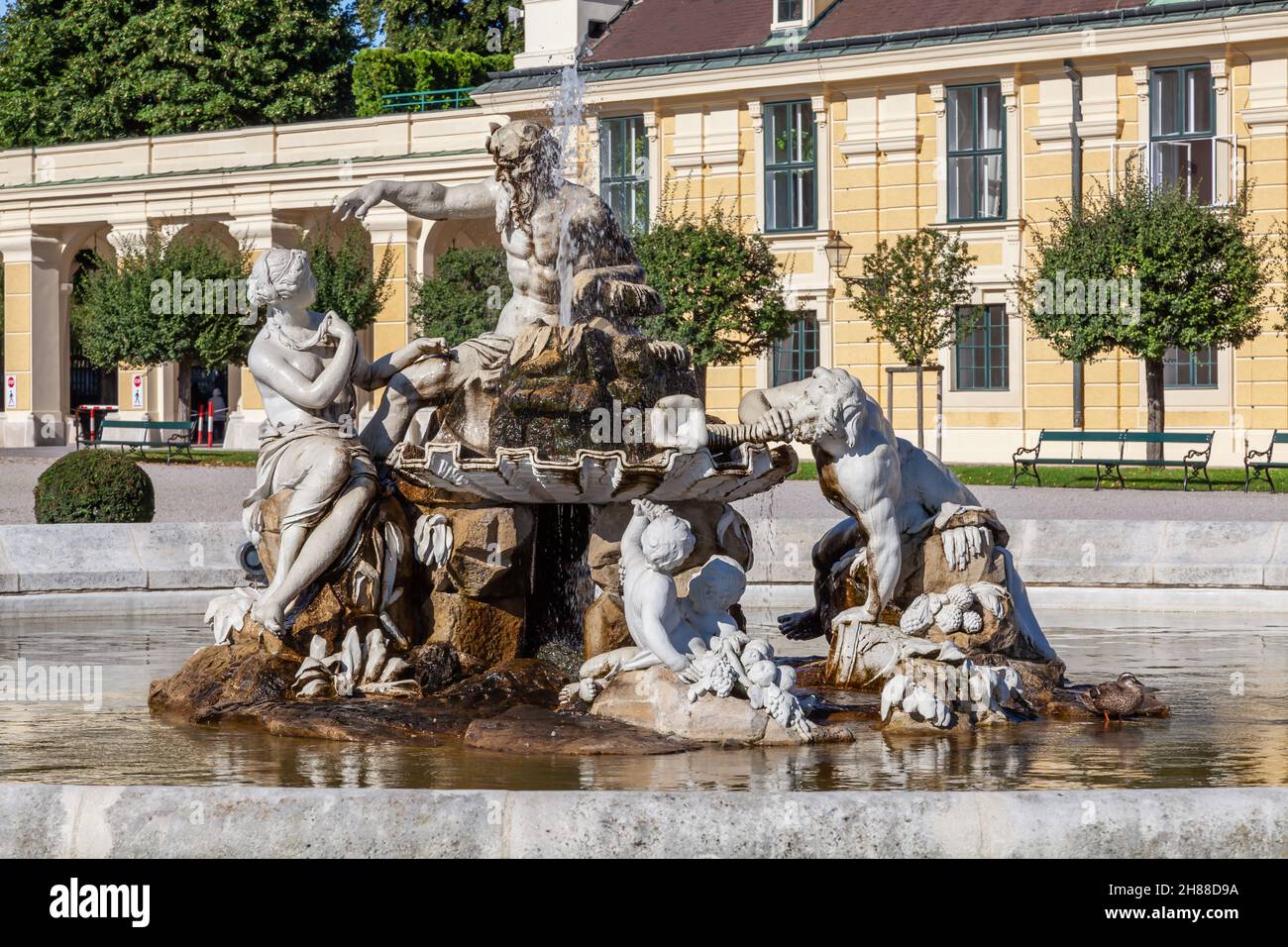 Vienne, Autriche - 9 août 2011 : vue sur la magnifique sculpture de la fontaine Ehrenhof en face du palais de Schönbrunn à Vienne, Autriche. Banque D'Images