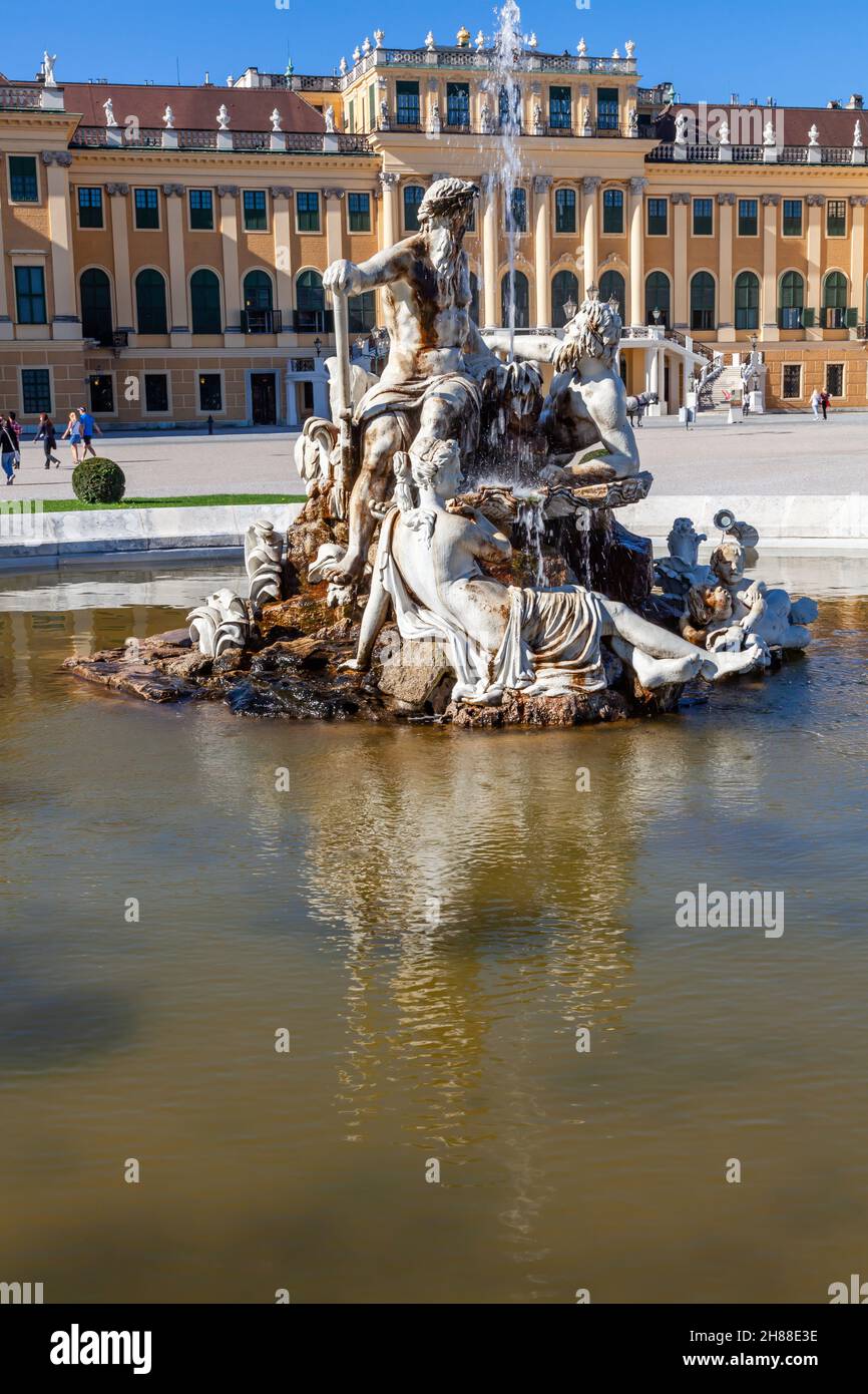 Vienne, Autriche - 9 août 2011 : magnifique sculpture à la fontaine Ehrenhof en face du palais de Schönbrunn à Vienne, Autriche. Banque D'Images