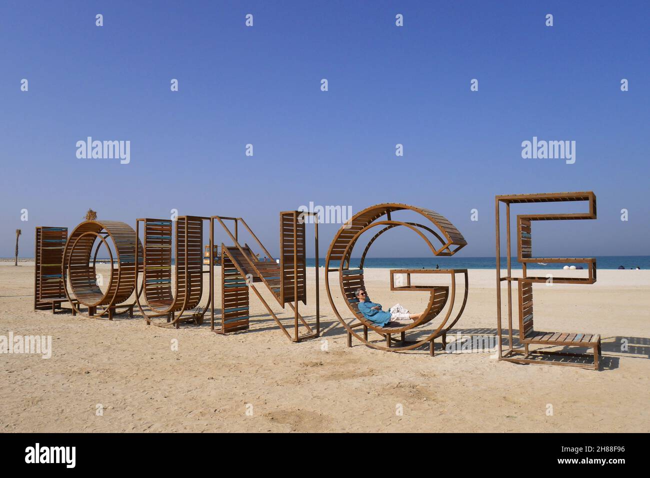 Femme européenne se détendant sur la plage, plage de Bilaj Al Jazayer, Royaume de Bahreïn Banque D'Images
