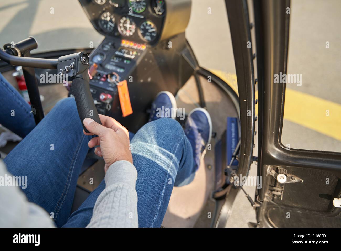 Responsabilité de contrôler les leviers de l'hélicoptère Banque D'Images
