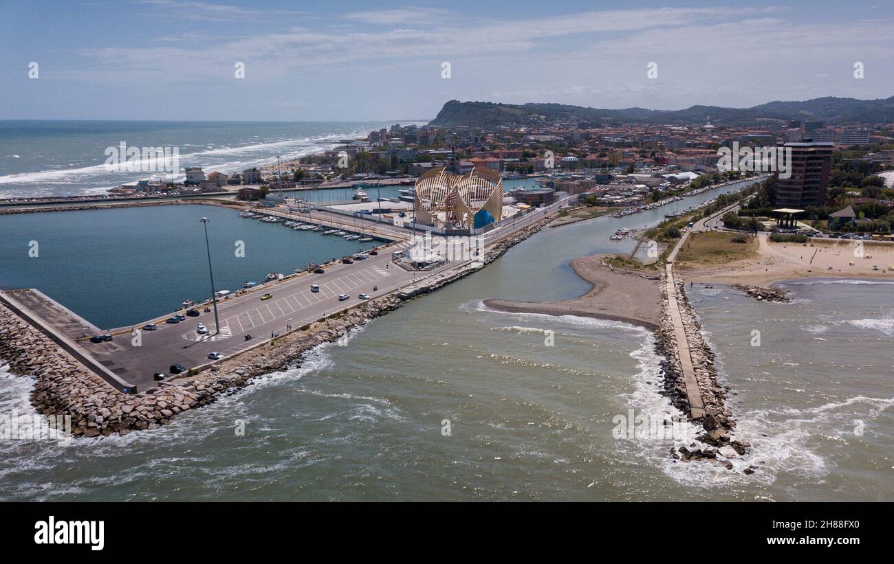 Une vue aérienne du port de Pesaro dans la région des Marches, avec la mer, les rochers et les plages en Italie Banque D'Images