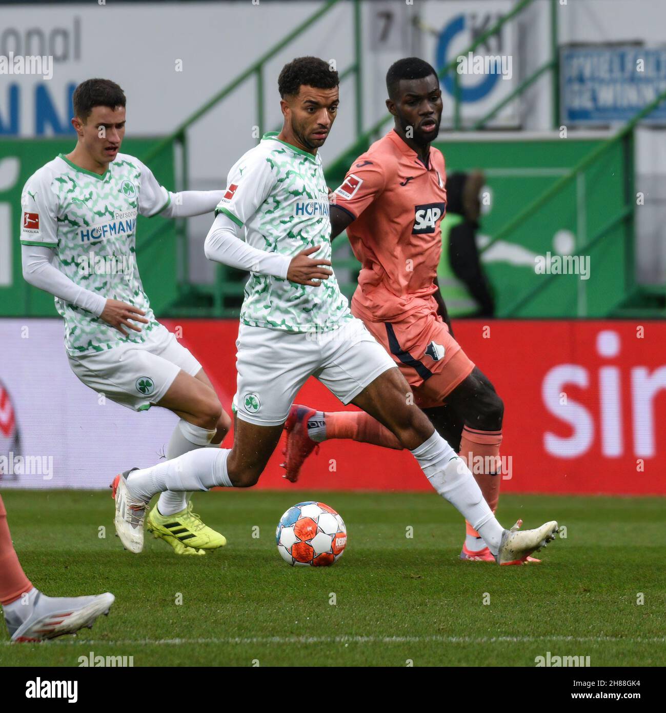 Deutschland, Fuerth, Sportpark Ronhof Thomas Sommer - 27.11.2021 - Fussball, 1.Bundesliga - SpVgg Greuther Fuerth vs. TSG 1899 Hoffenheim image: Timothy Tillman (SpVgg Greuther Fürth,21) en action.Les réglementations DFL interdisent toute utilisation de photographies comme séquences d'images ou quasi-vidéo Banque D'Images