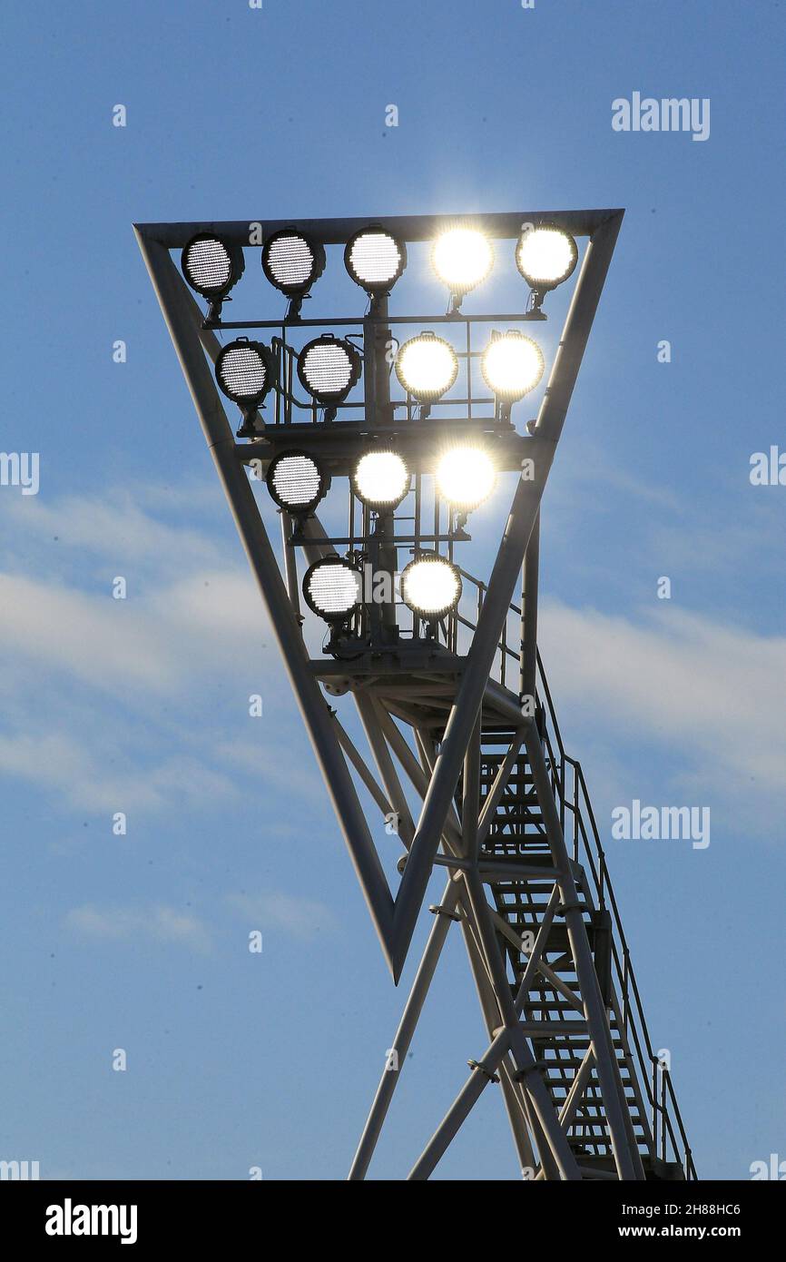 Londres, Royaume-Uni.28 novembre 2021.Un arrangement de projecteurs .Premier League match, Brentford v Everton au Brentford Community Stadium à Brentford, Londres, le dimanche 28 novembre 2021. Cette image ne peut être utilisée qu'à des fins éditoriales.Utilisation éditoriale uniquement, licence requise pour une utilisation commerciale.Aucune utilisation dans les Paris, les jeux ou les publications d'un seul club/ligue/joueur. photo par Steffan Bowen/Andrew Orchard sports photographie/Alay Live news crédit: Andrew Orchard sports photographie/Alay Live News Banque D'Images