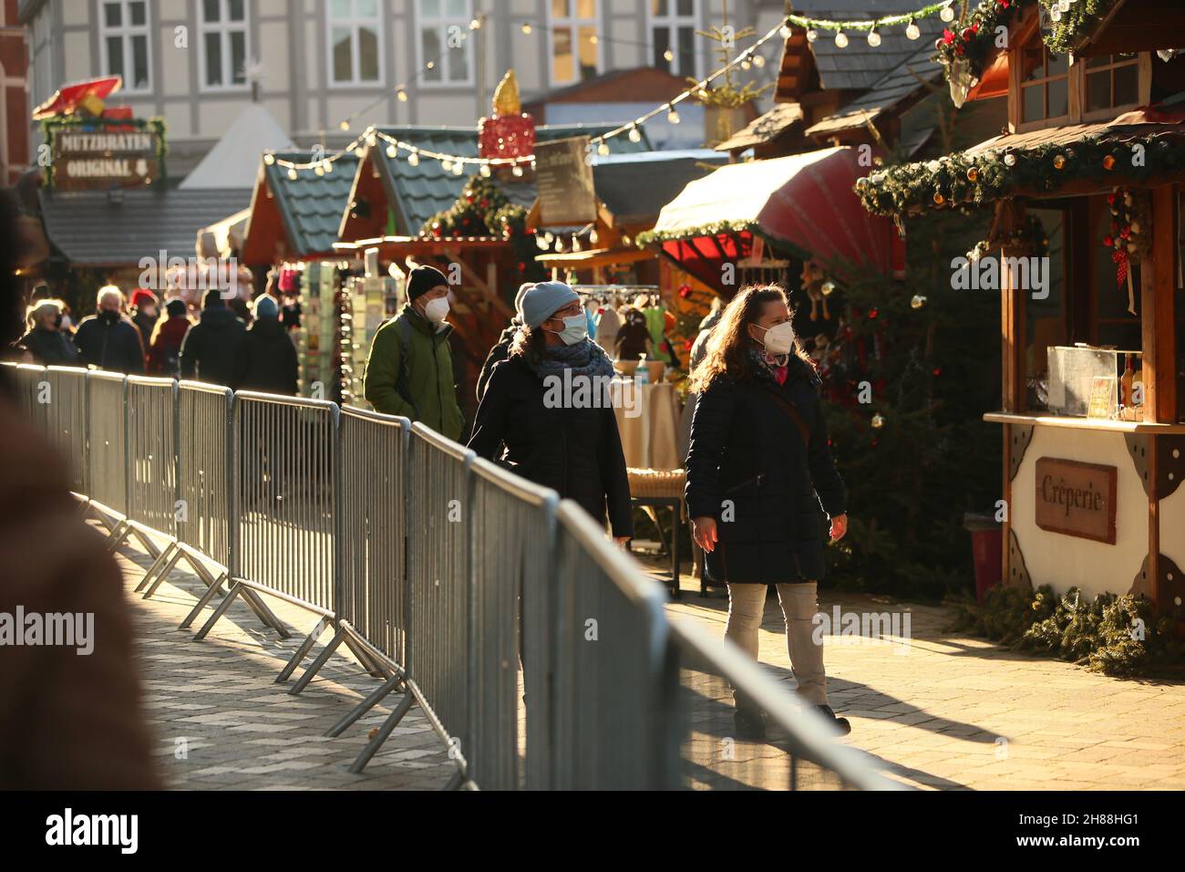 28 novembre 2021, Saxe-Anhalt, Quedlinburg: Les gens visitent le marché clôturé de Noël dans la ville de Quedlinburg de l'Avent.Le marché de Noël appartient à un total de deux marchés dans des conditions particulièrement élevées de Corona dans le district de Harz ont reçu un permis d'ouverture.Photo: Matthias Bein/dpa-Zentralbild/dpa Banque D'Images