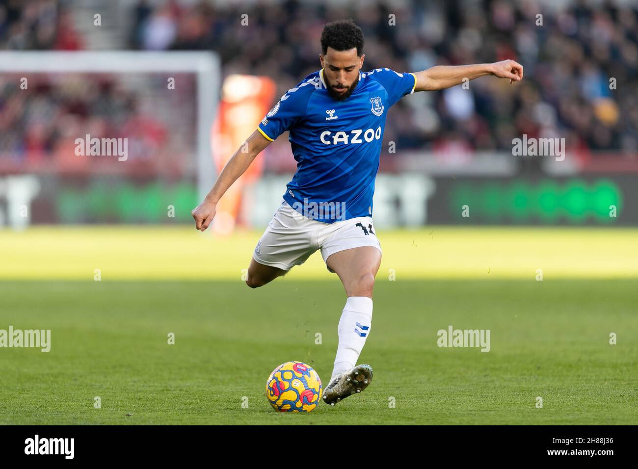 LONDRES, GBR.28 NOV Andros Townsend d'Everton lance le ballon lors du match de la Premier League entre Brentford et Everton au stade communautaire de Brentford, Brentford, le dimanche 28 novembre 2021.(Crédit : Juan Gasparini | ACTUALITÉS MI) crédit : ACTUALITÉS MI et sport /Actualités Alay Live Banque D'Images