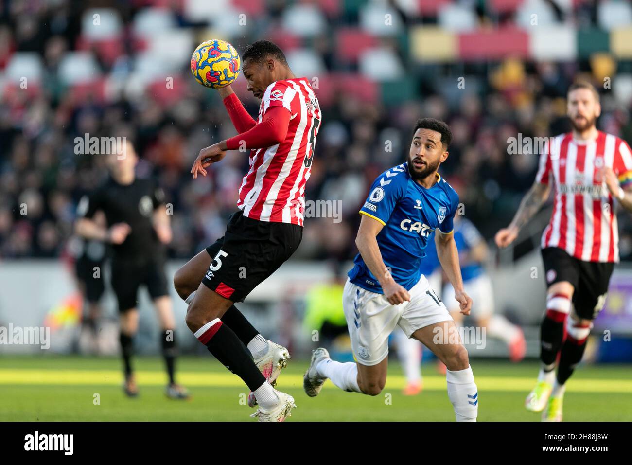 LONDRES, GBR.28 NOV Ethan Pinnock de Brentford avec un haut de la page lors du match de la Premier League entre Brentford et Everton au stade communautaire de Brentford, Brentford, le dimanche 28 novembre 2021.(Crédit : Juan Gasparini | ACTUALITÉS MI) crédit : ACTUALITÉS MI et sport /Actualités Alay Live Banque D'Images