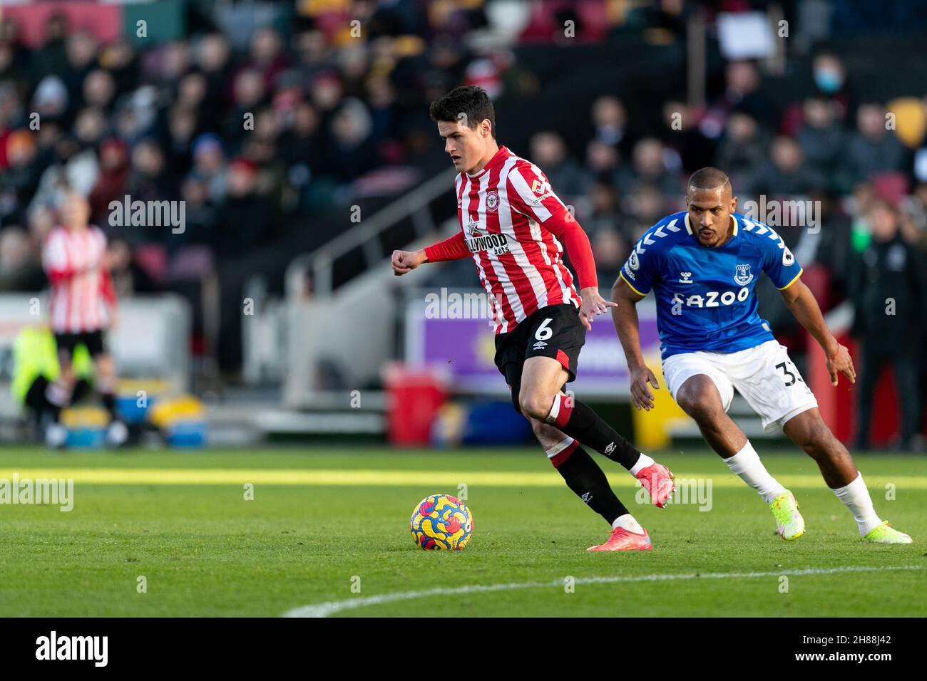 LONDRES, GBR.28 NOV Christian Norgaard de Brentford en action pendant le match de la Premier League entre Brentford et Everton au stade communautaire de Brentford, Brentford, le dimanche 28 novembre 2021.(Crédit : Juan Gasparini | ACTUALITÉS MI) crédit : ACTUALITÉS MI et sport /Actualités Alay Live Banque D'Images
