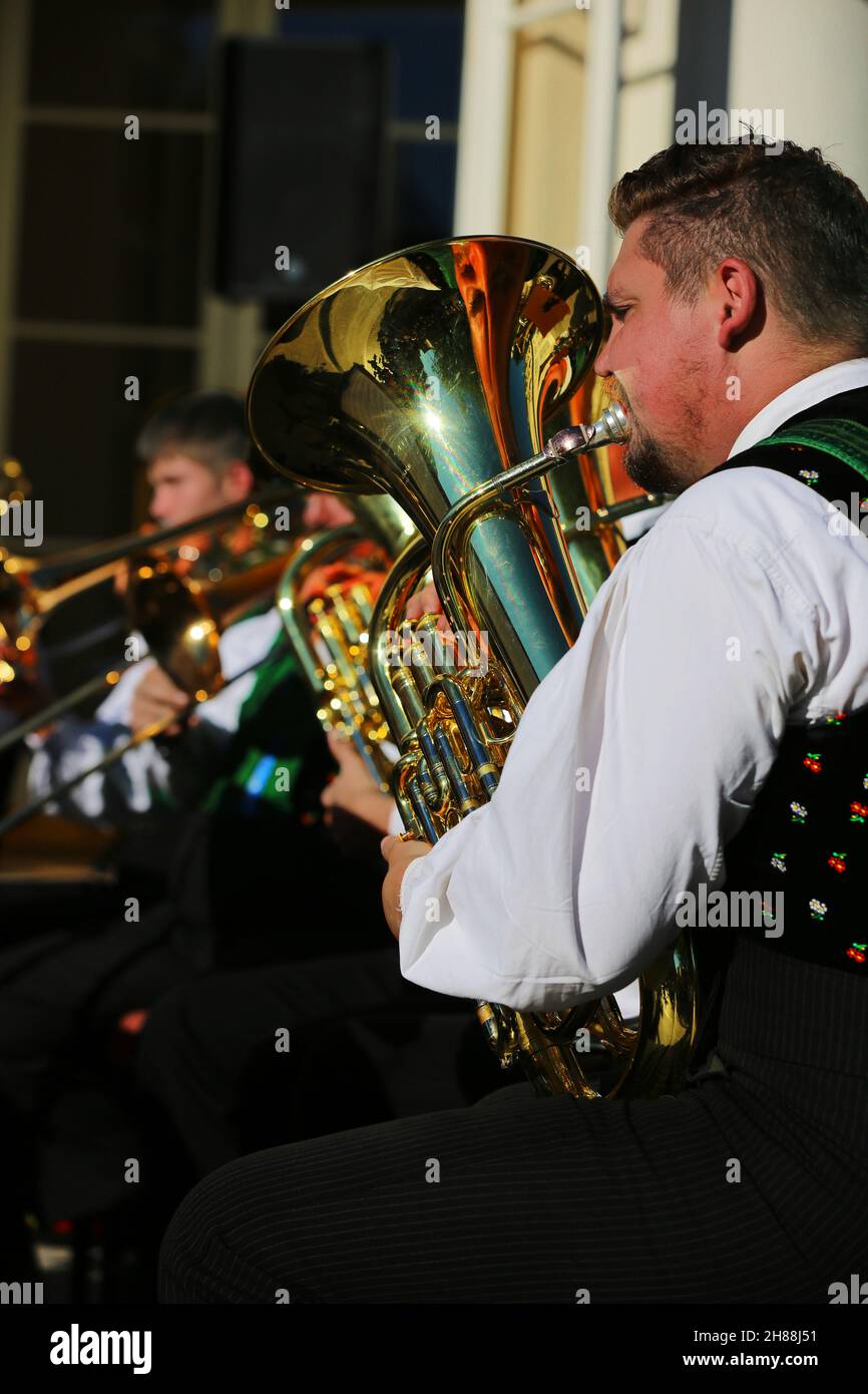 Meran, Kurstadt, Weinfest, Trachtenfest, Trachtenumzug,Orchester oder Musikkapelle beim Konzert.Meran, Südtirol, Dolomiten, Italie Banque D'Images