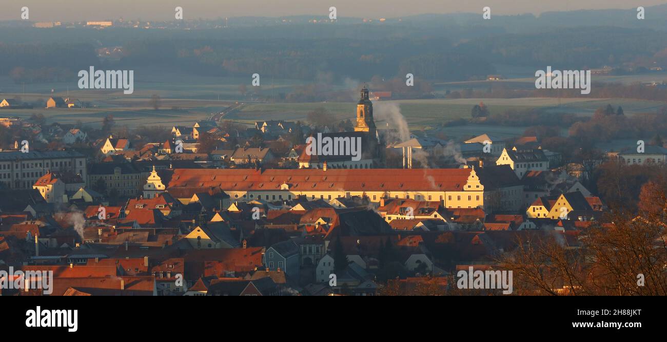 Amberg, Bayerm.Blick von Oberpfalz von Bören auf das mittelalterliche Zentrum Ambergs mit Altstadt und Kirche St. Georg Banque D'Images