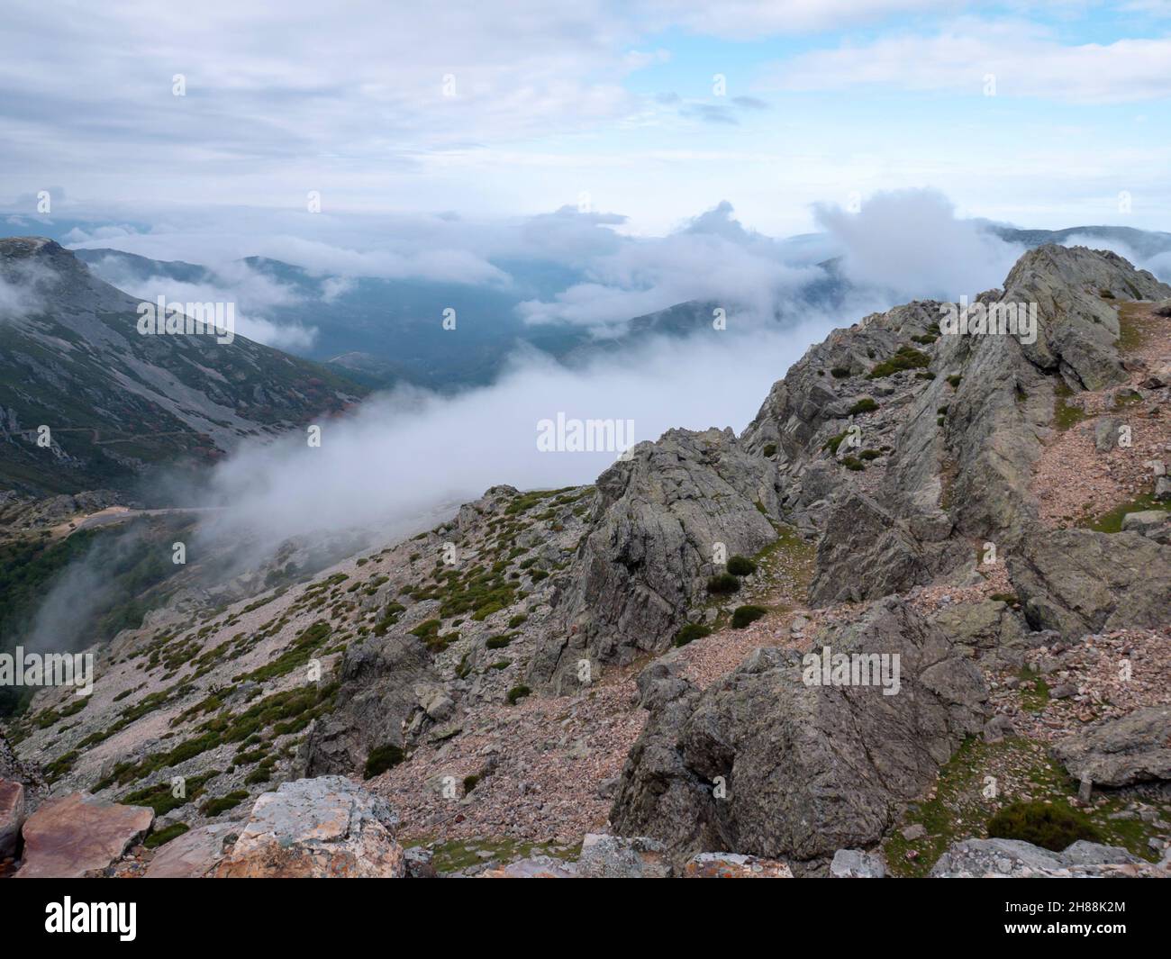 Paysage alpin dans les montagnes de la Sierra de Francia. Vue depuis la montagne Pena de Francia, Castille et Leon, Espagne. Banque D'Images