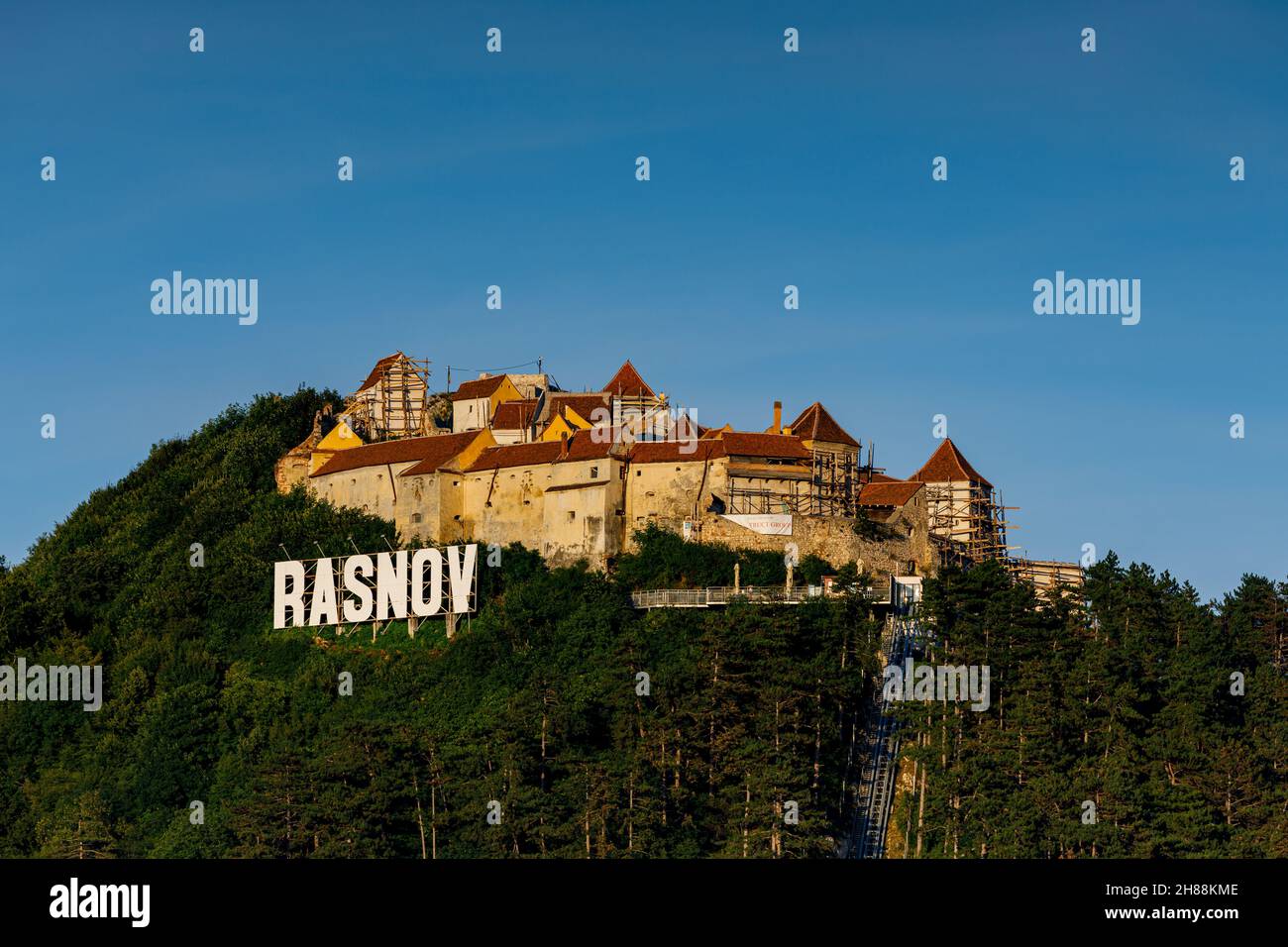 Le château de Rasnov ou Rosenau en Roumanie Banque D'Images