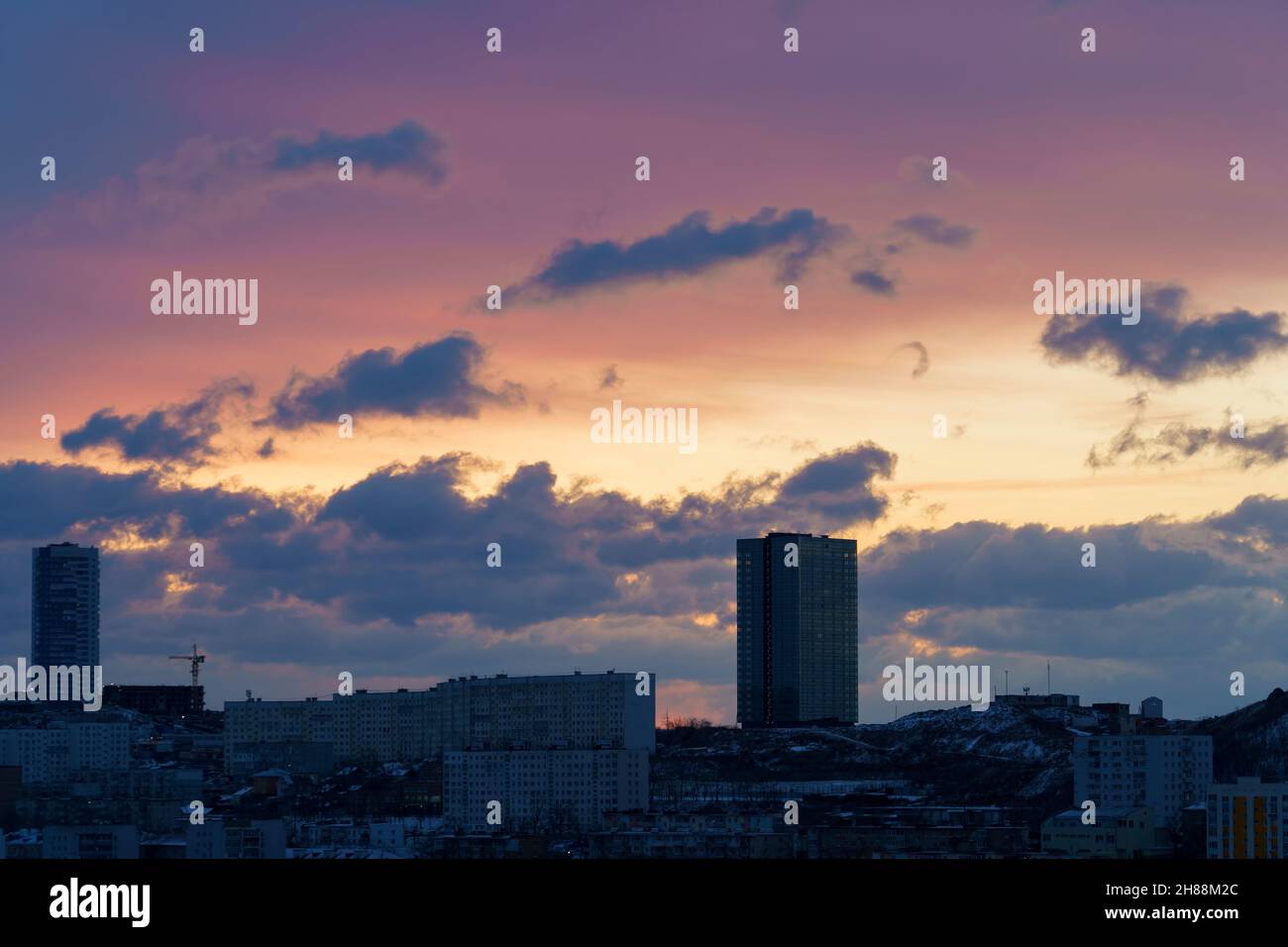 Paysage urbain dans le fond de l'aube.Vladivostok, Russie Banque D'Images