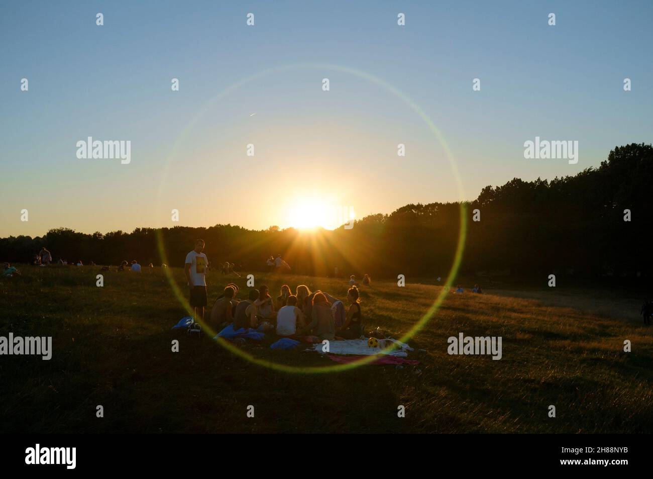 Les gens qui ont un pique-nique, Hampstead Heath au coucher du soleil.Hampstead Heath, Londres, Royaume-Uni.23 juillet 2012 Banque D'Images