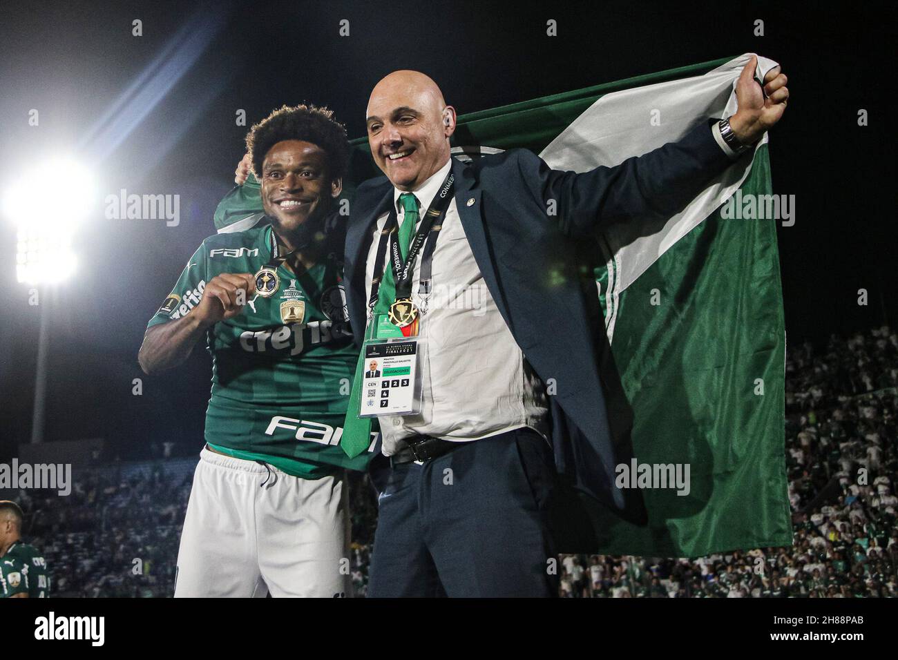 27 novembre 2021 ; Stade Centenario, Montevideo, Uruguay ; final Copa Libertadores,Palmeiras versus Flamengo; Luiz Adriano et Maur&#xed; cio Galiotte, presidente of Palmeiras fête après le match Banque D'Images