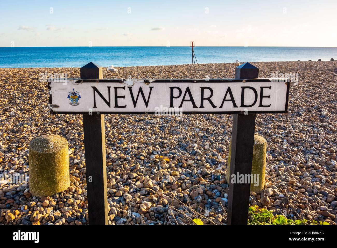 Gros plan du panneau de la route New Parade avec une plage de galets et le bord de mer en arrière-plan, pris à Worthing West Sussex le 25th novembre 2021 Banque D'Images