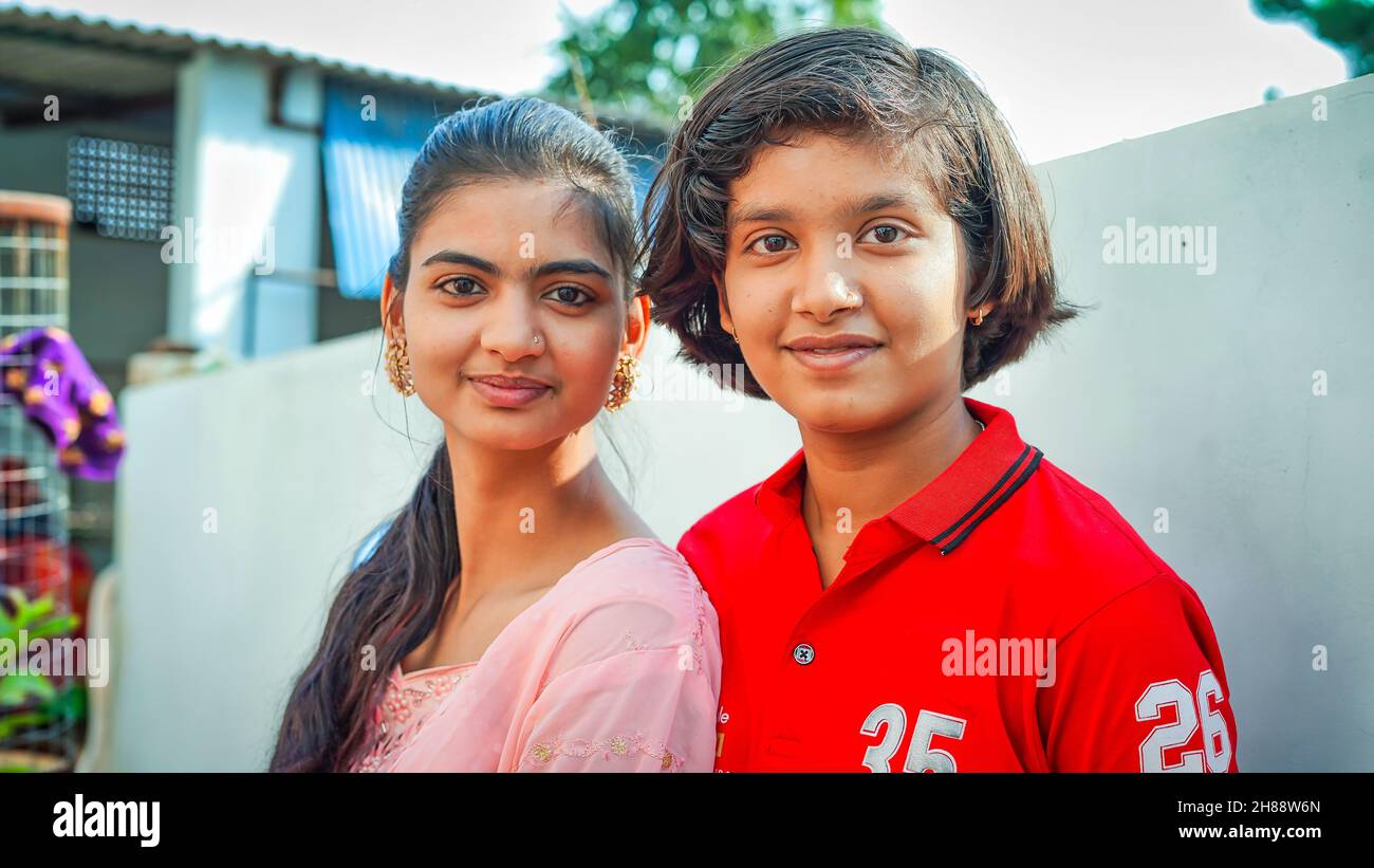 21 novembre 2021 Reengus, Rajasthan, Inde.Deux mignonnes et heureuses filles asiatiques regardant l'appareil photo.Jeune adolescent indien dans des robes traditionnelles. Banque D'Images